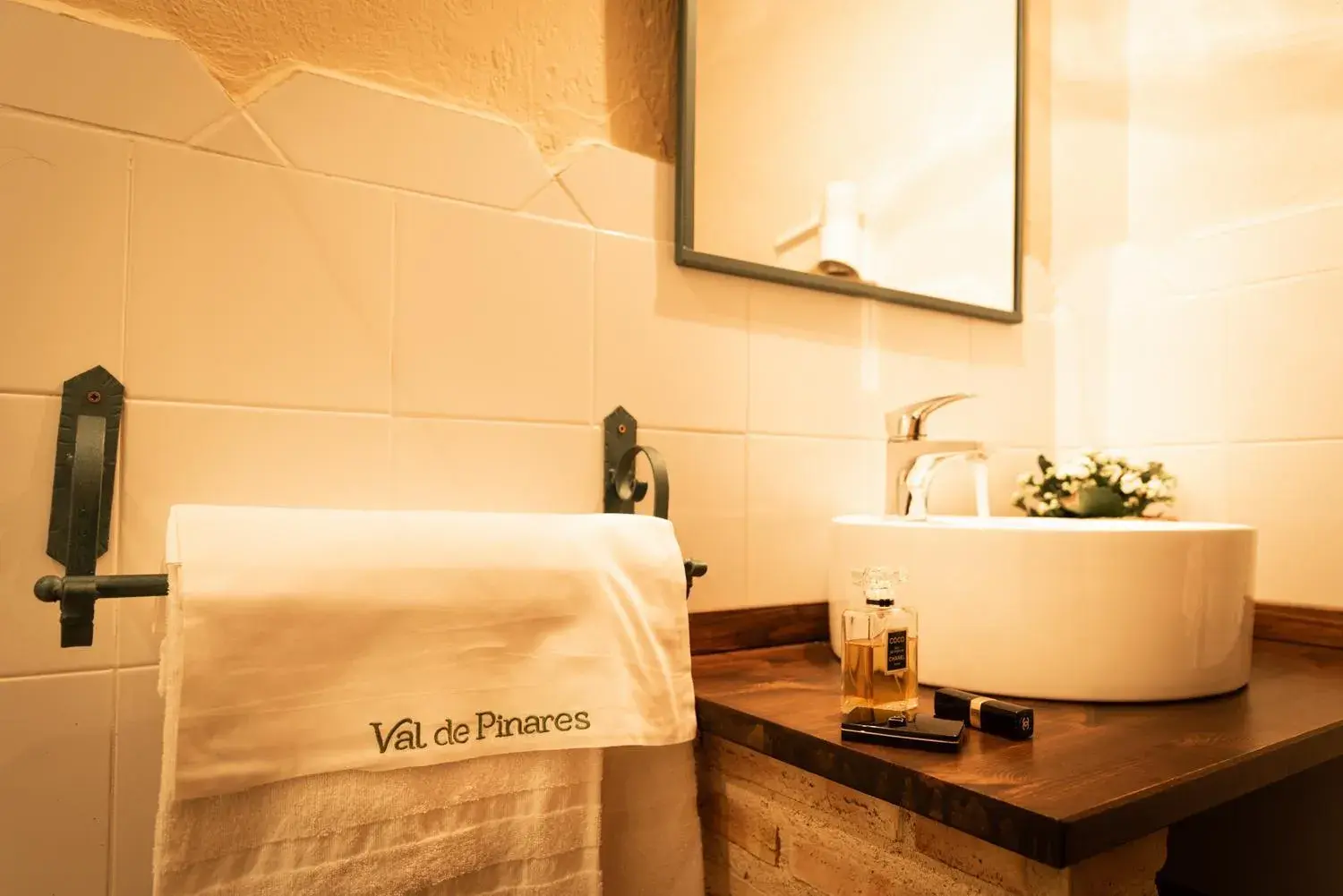 Decorative detail, Bed in Hospedium Hotel Val de Pinares Decorative detail, Bed in Hospedium Hotel Val de Pinares