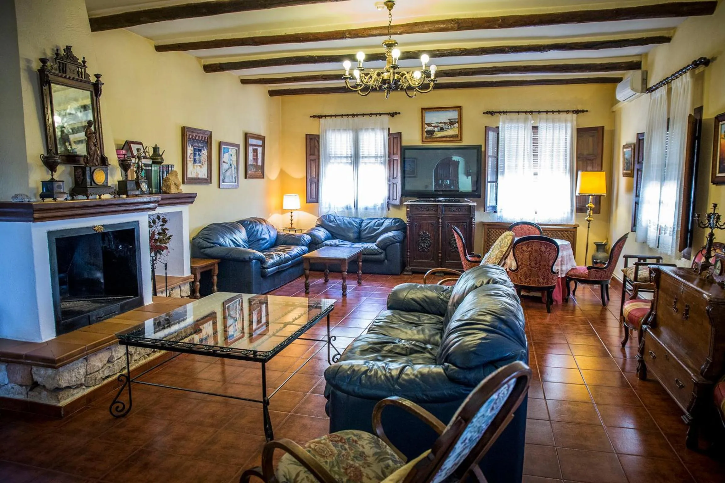 Communal lounge/ TV room in Hospedium Hotel Val de Pinares