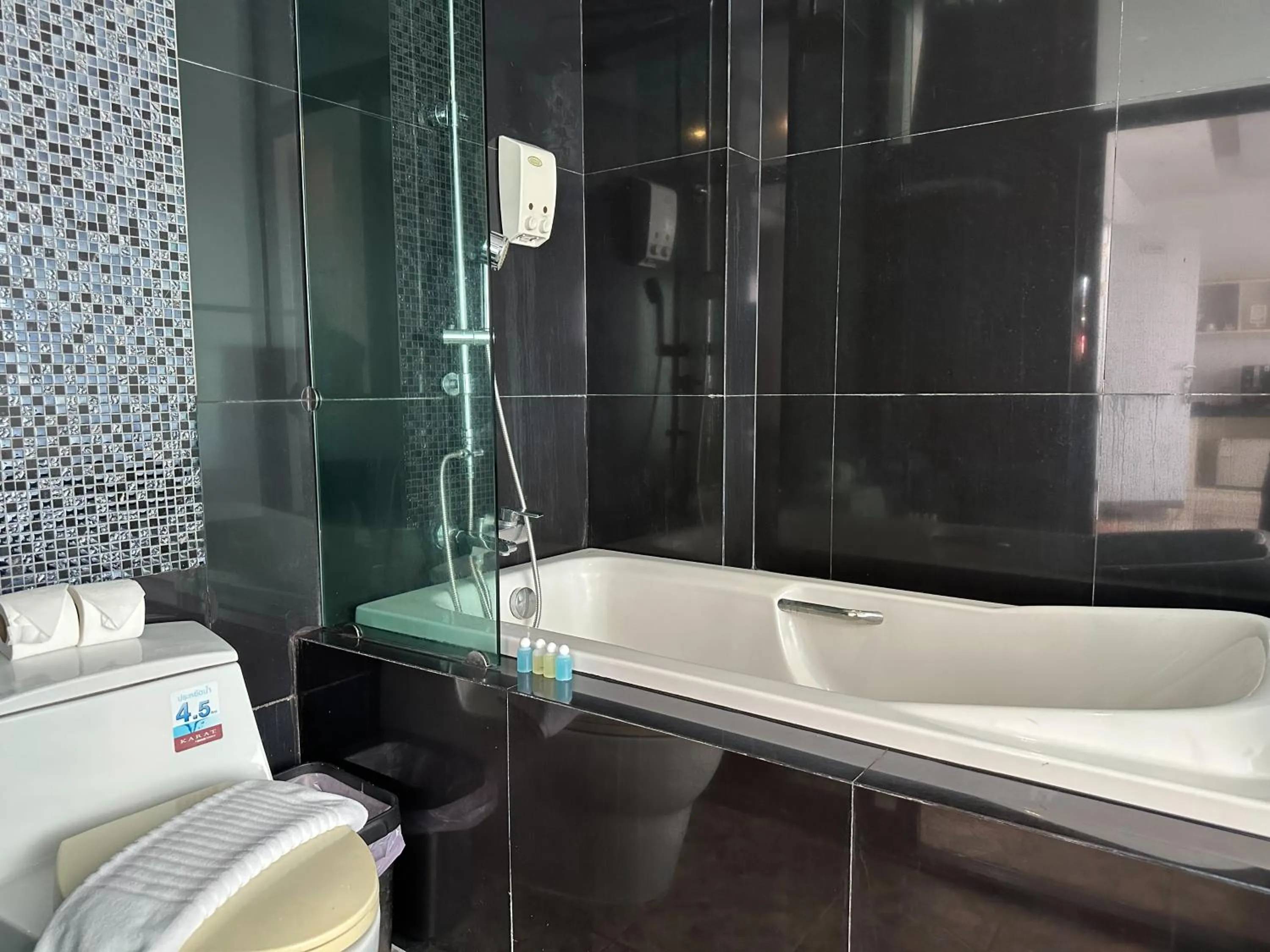 Bath in PJ Patong Resortel