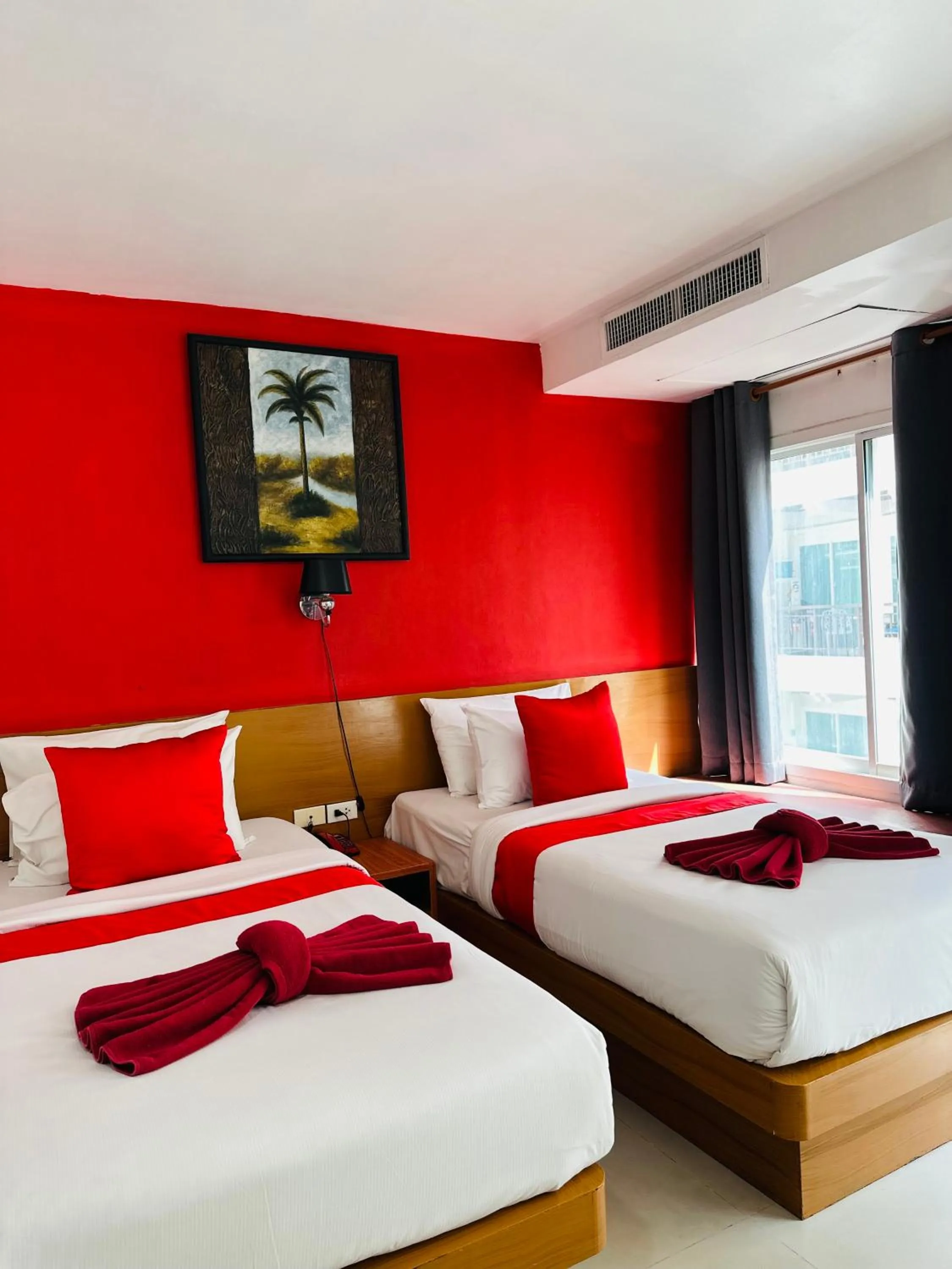 Bed in PJ Patong Resortel