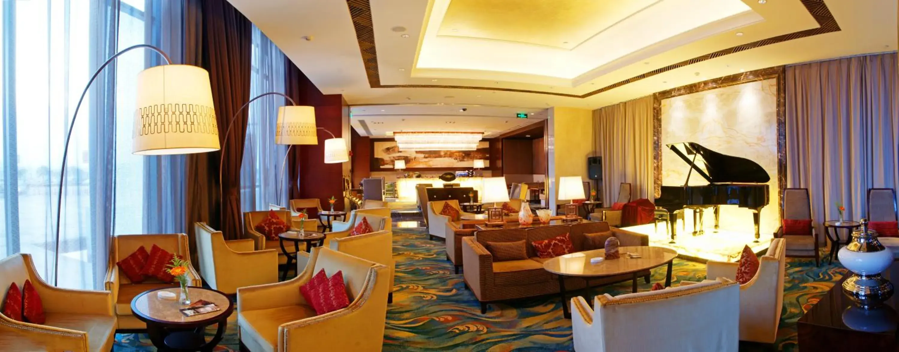 Lounge or bar in Crowne Plaza Yichang by IHG Lounge or bar in Crowne Plaza Yichang by IHG