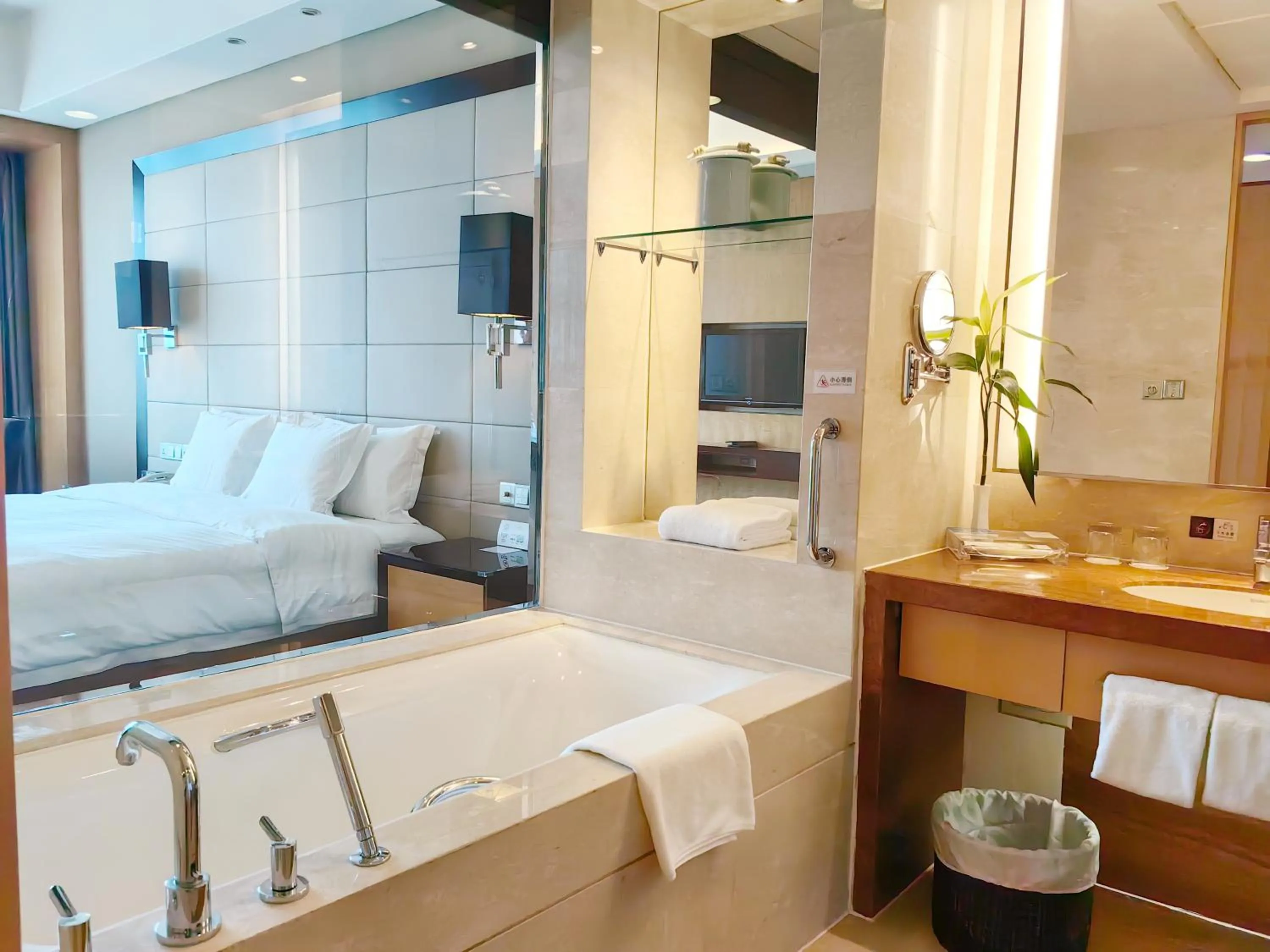 Living room, Bed in Crowne Plaza Yichang by IHG