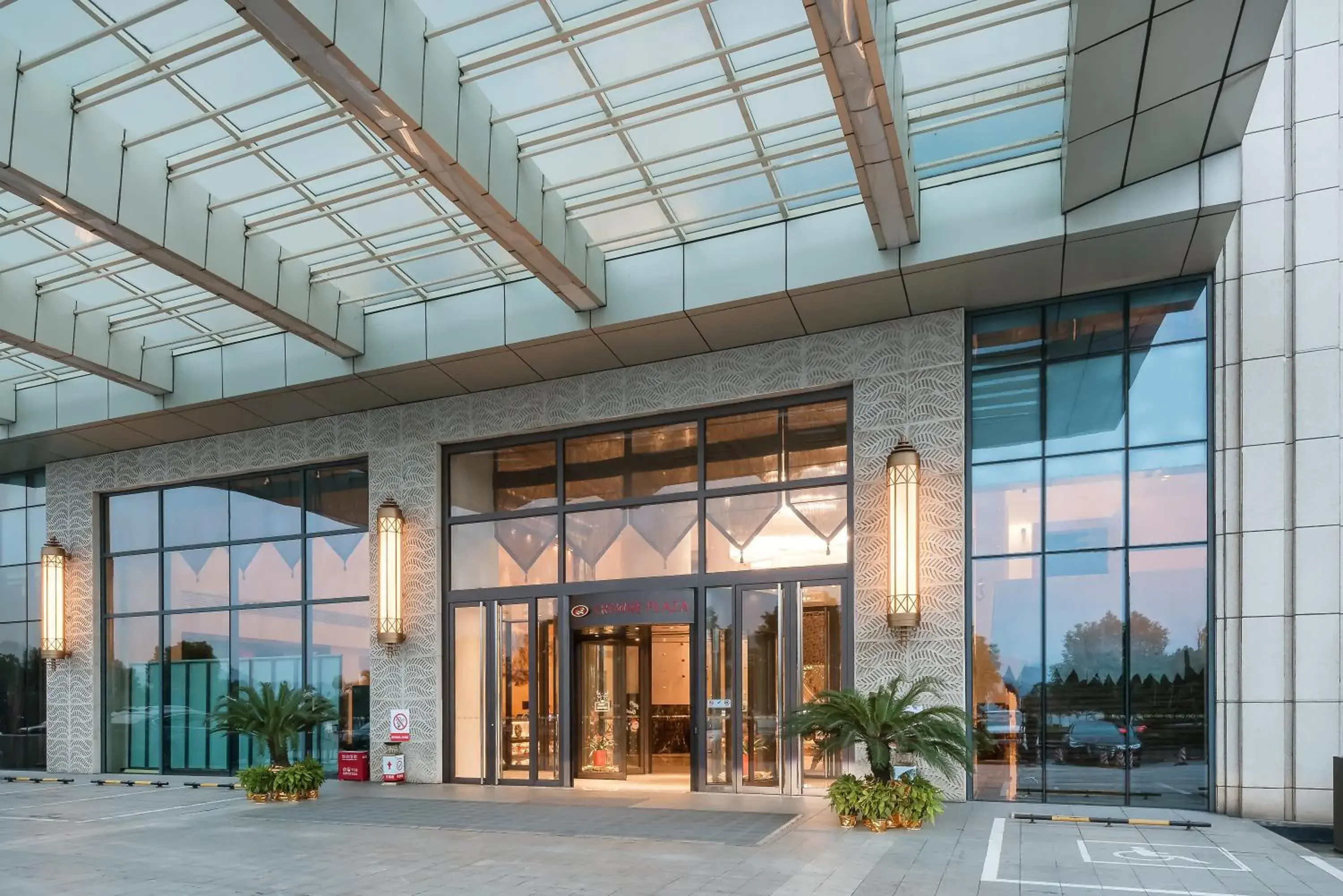 Property building in Crowne Plaza Yichang by IHG Property building in Crowne Plaza Yichang by IHG