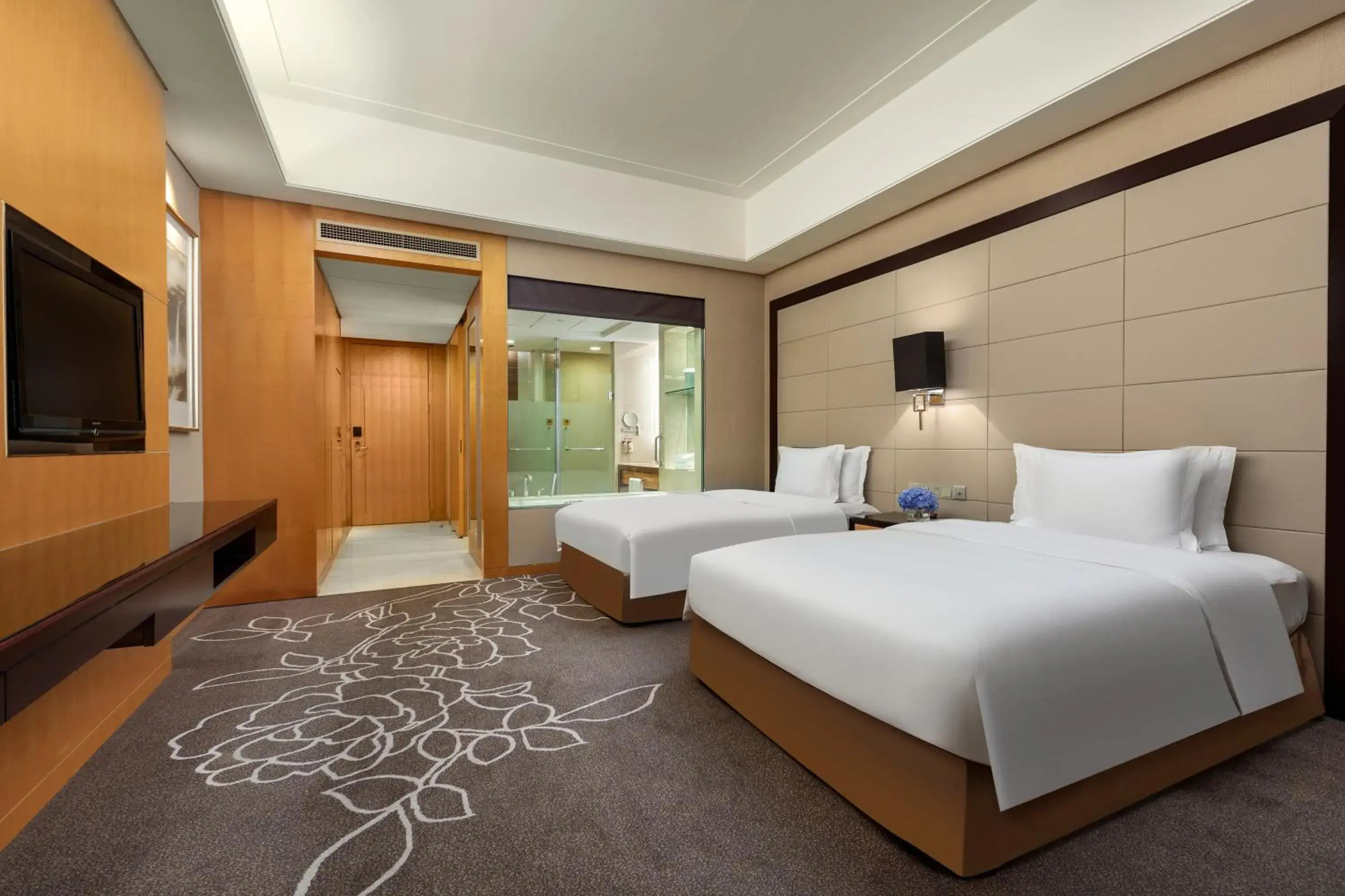 Photo of the whole room, Bed in Crowne Plaza Yichang by IHG Photo of the whole room, Bed in Crowne Plaza Yichang by IHG