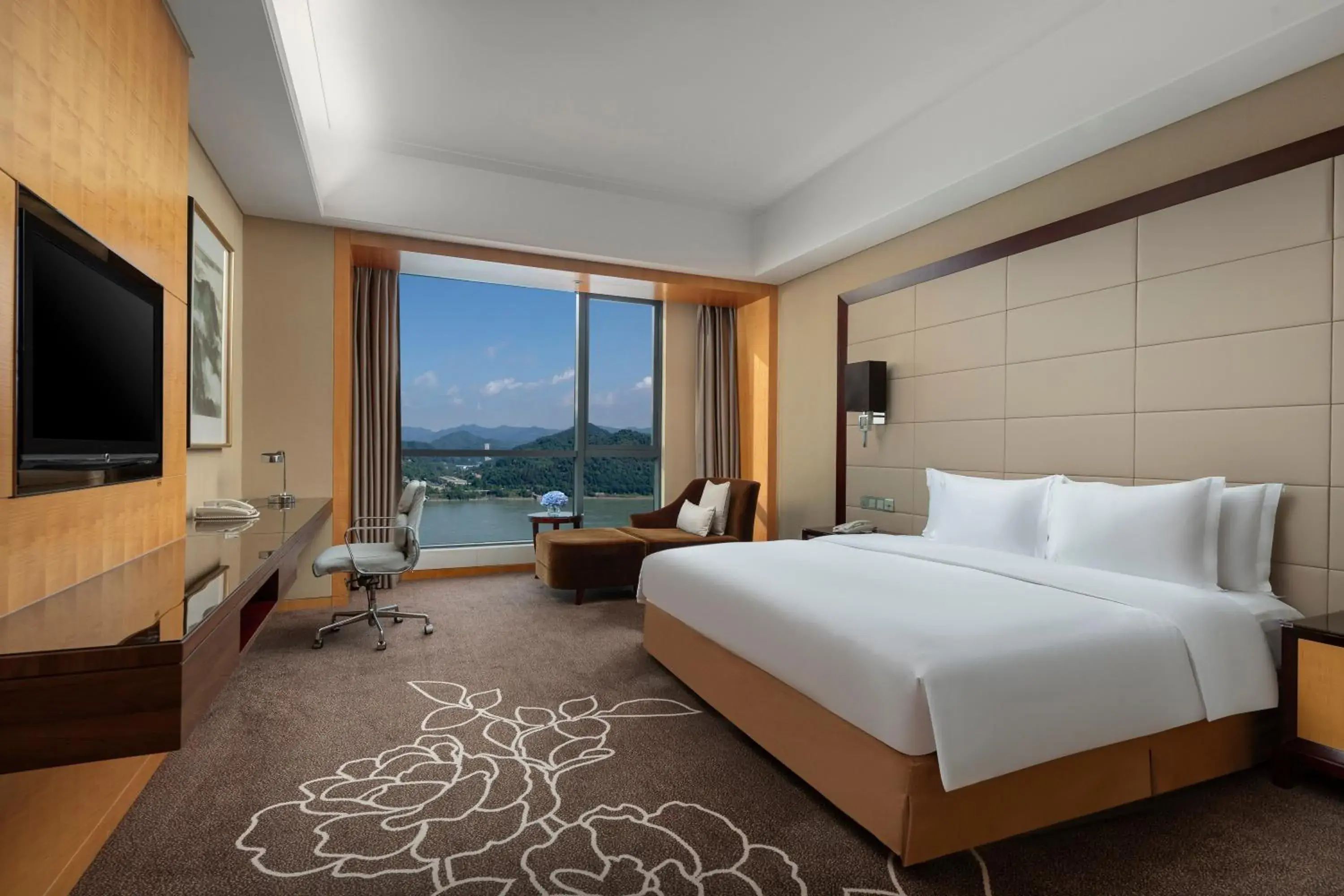Photo of the whole room, Bed in Crowne Plaza Yichang by IHG Photo of the whole room, Bed in Crowne Plaza Yichang by IHG
