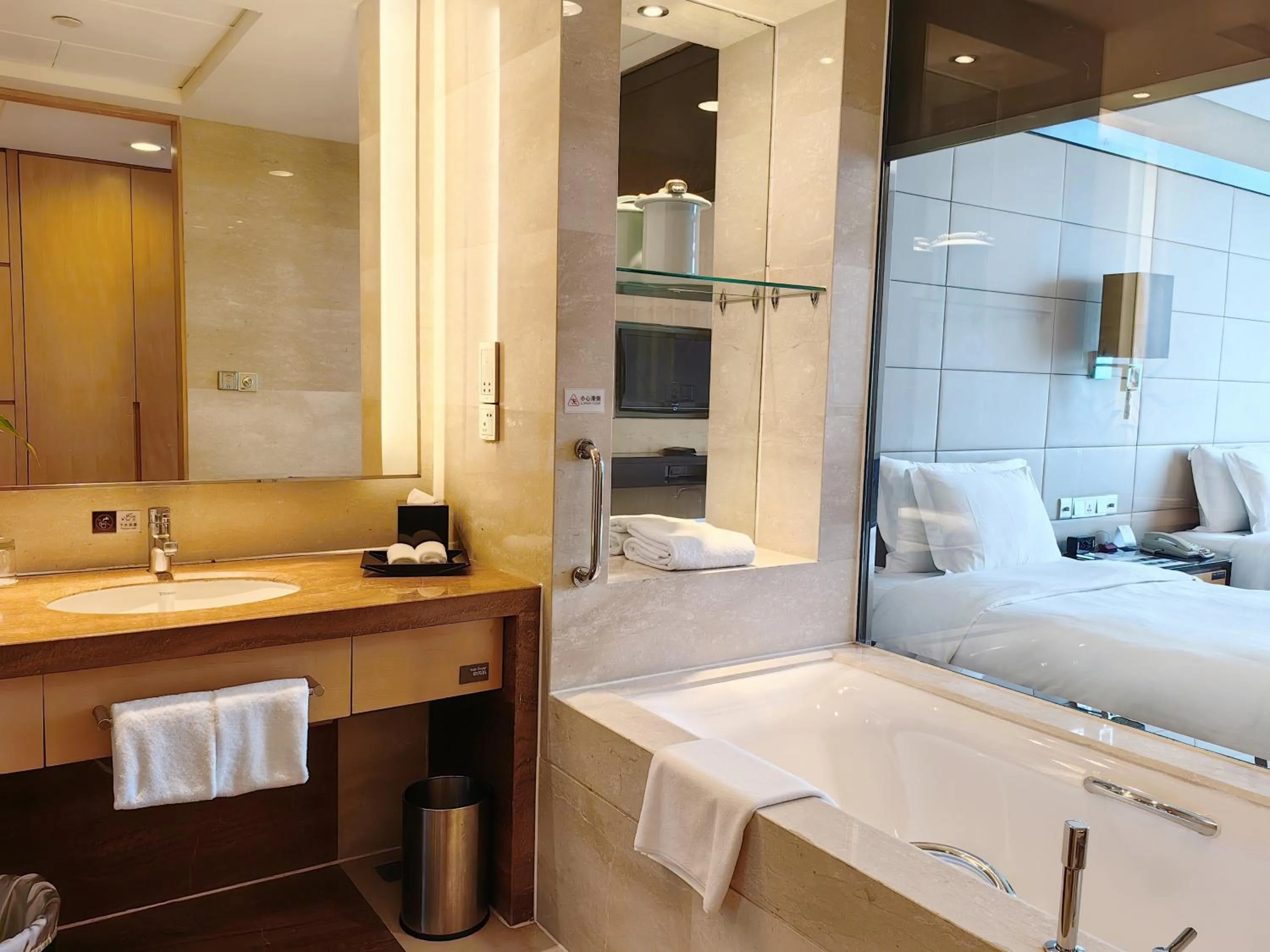 Bath, Bed in Crowne Plaza Yichang by IHG