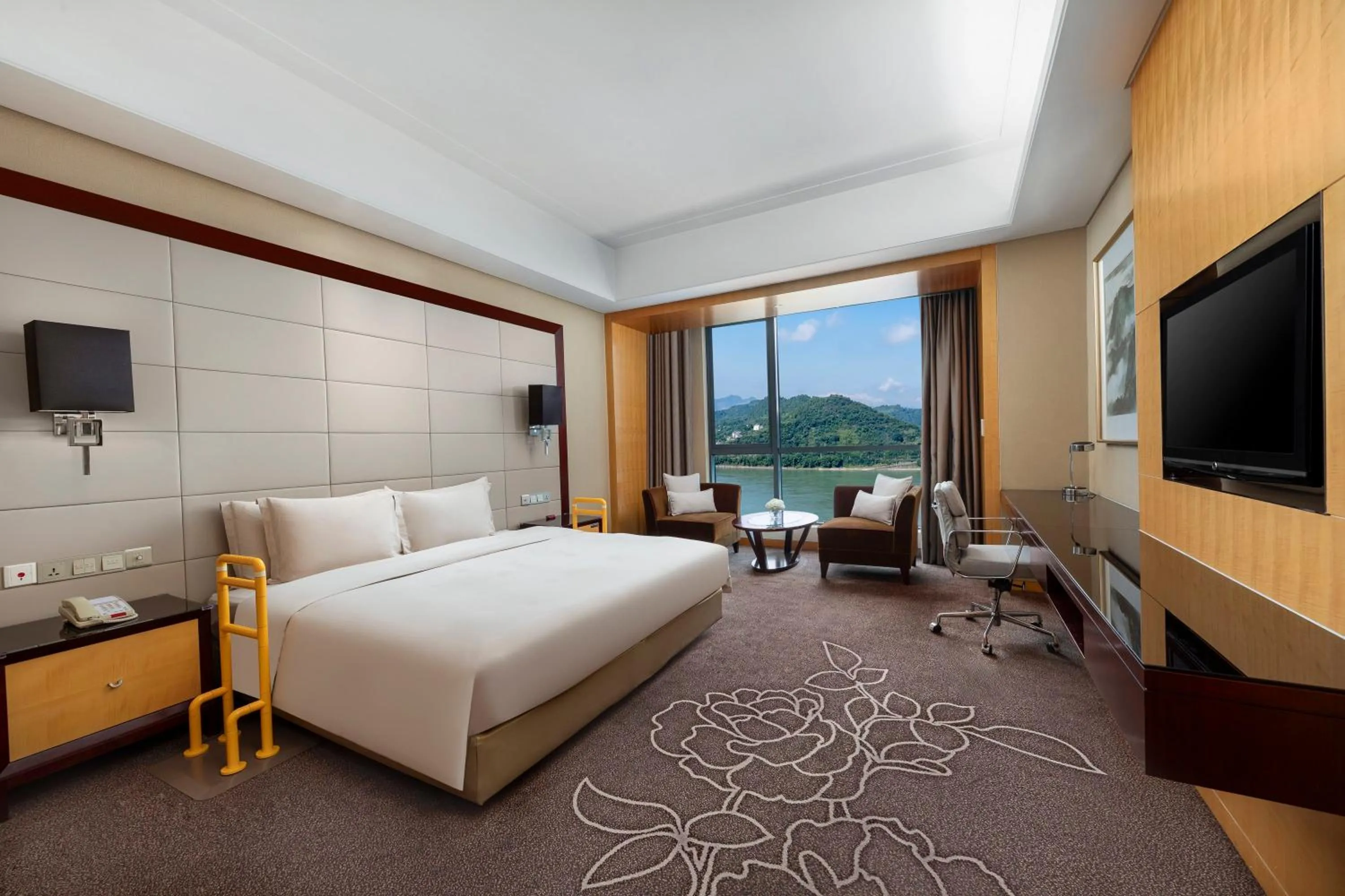Photo of the whole room, Bed in Crowne Plaza Yichang by IHG
