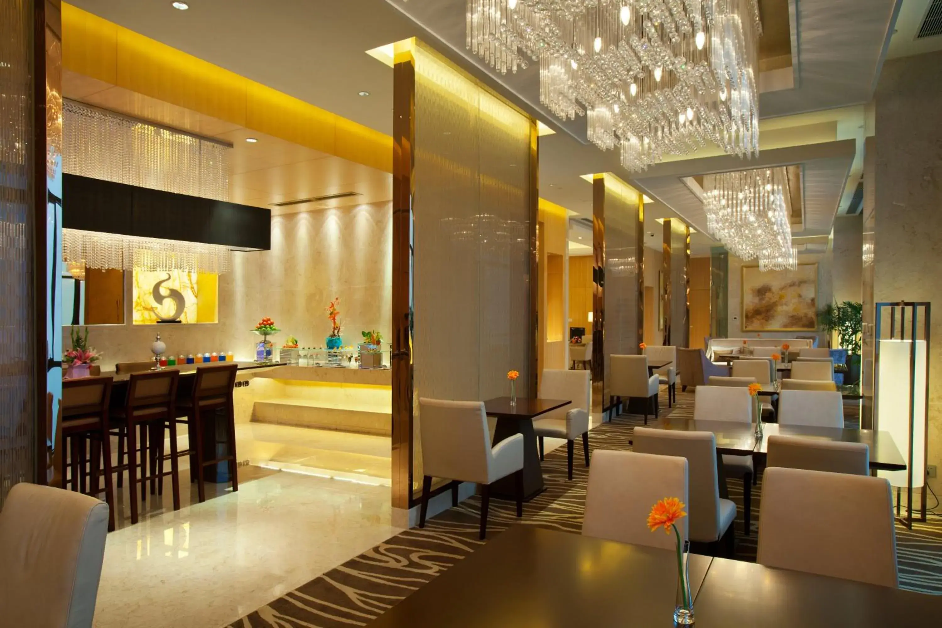 Lounge or bar in Crowne Plaza Yichang by IHG Lounge or bar in Crowne Plaza Yichang by IHG