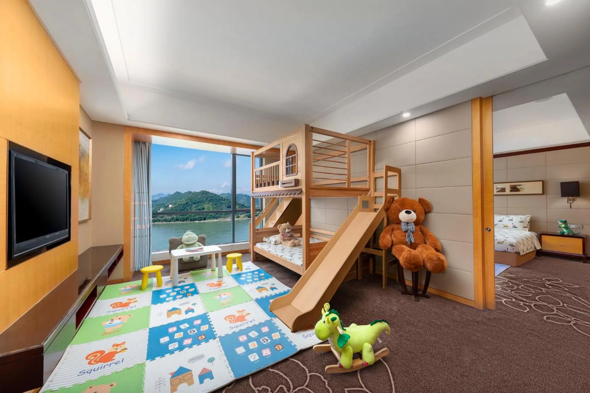 Photo of the whole room, Bed in Crowne Plaza Yichang by IHG