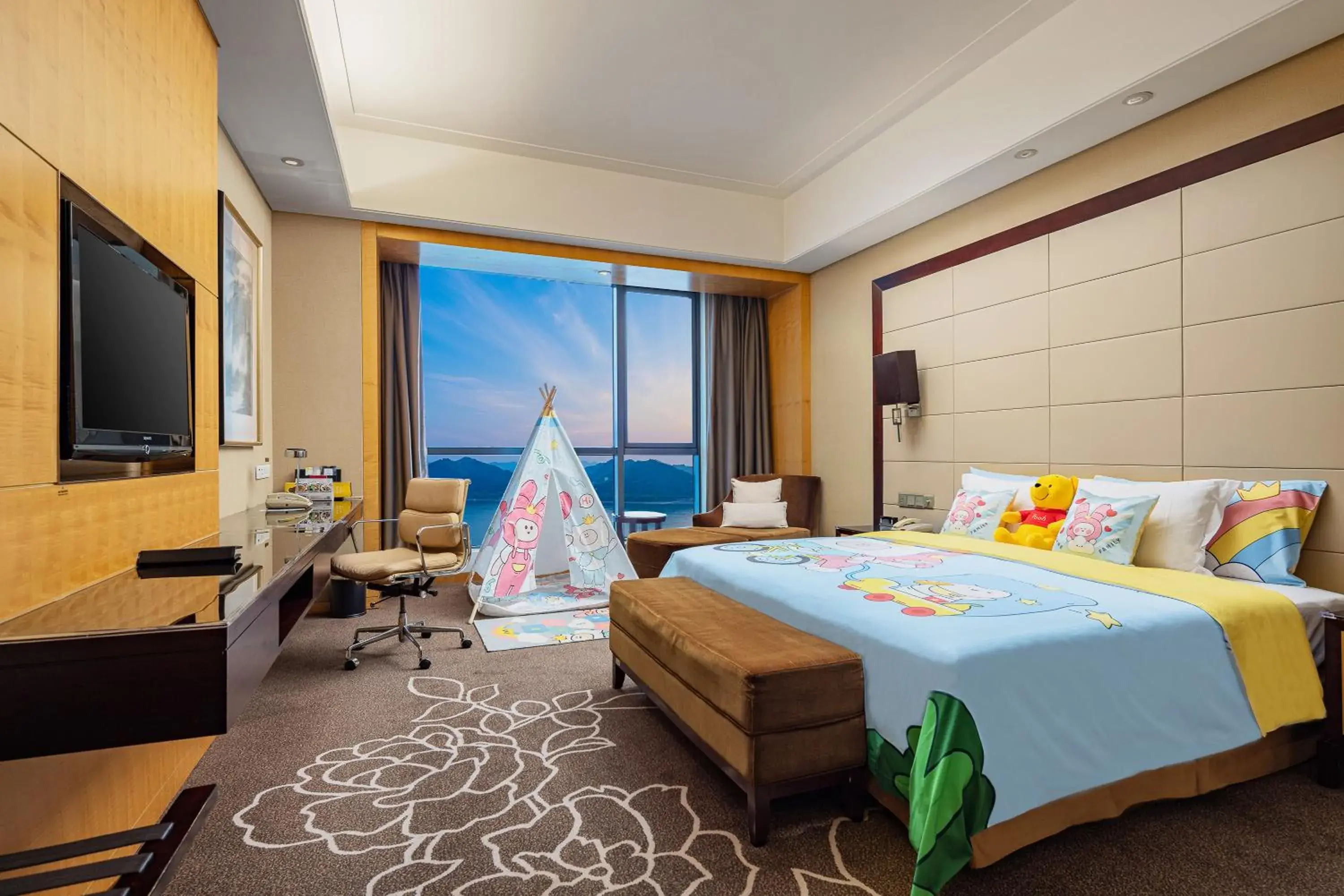 Photo of the whole room, Bed in Crowne Plaza Yichang by IHG Photo of the whole room, Bed in Crowne Plaza Yichang by IHG