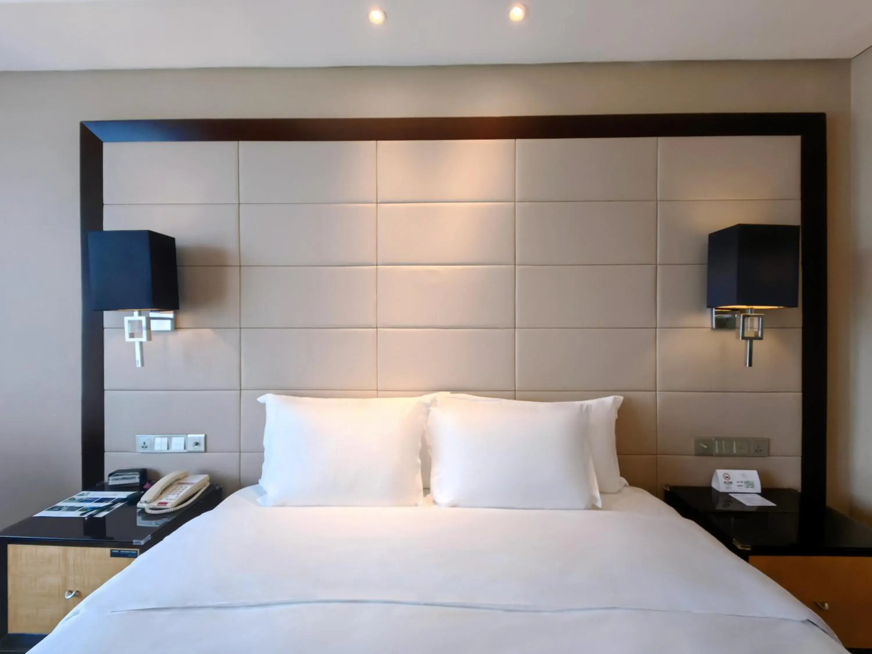 Standard King Room with City View and Lounge Access - High Floor in Crowne Plaza Yichang by IHG Standard King Room with City View and Lounge Access - High Floor in Crowne Plaza Yichang by IHG