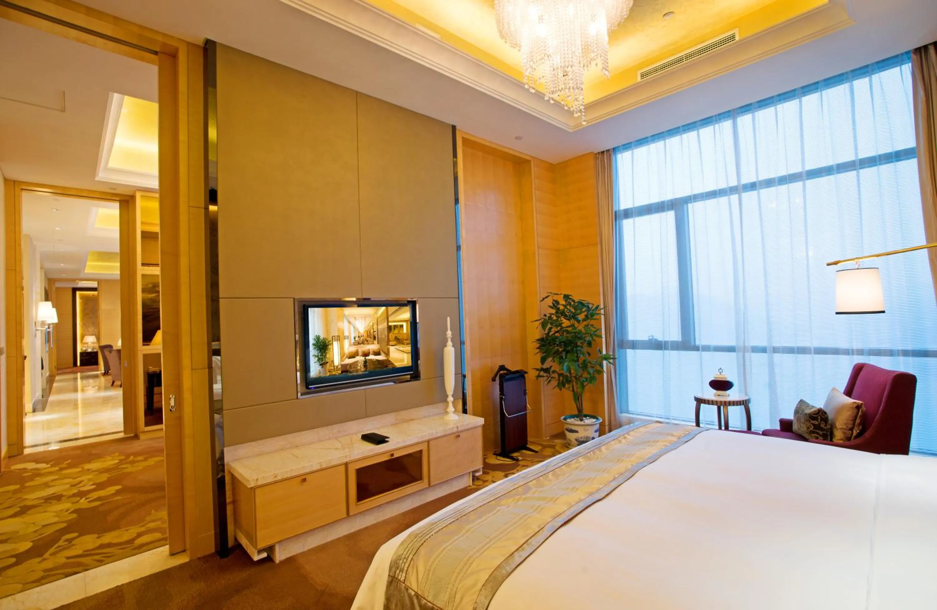 Bedroom, Bed in Crowne Plaza Yichang by IHG