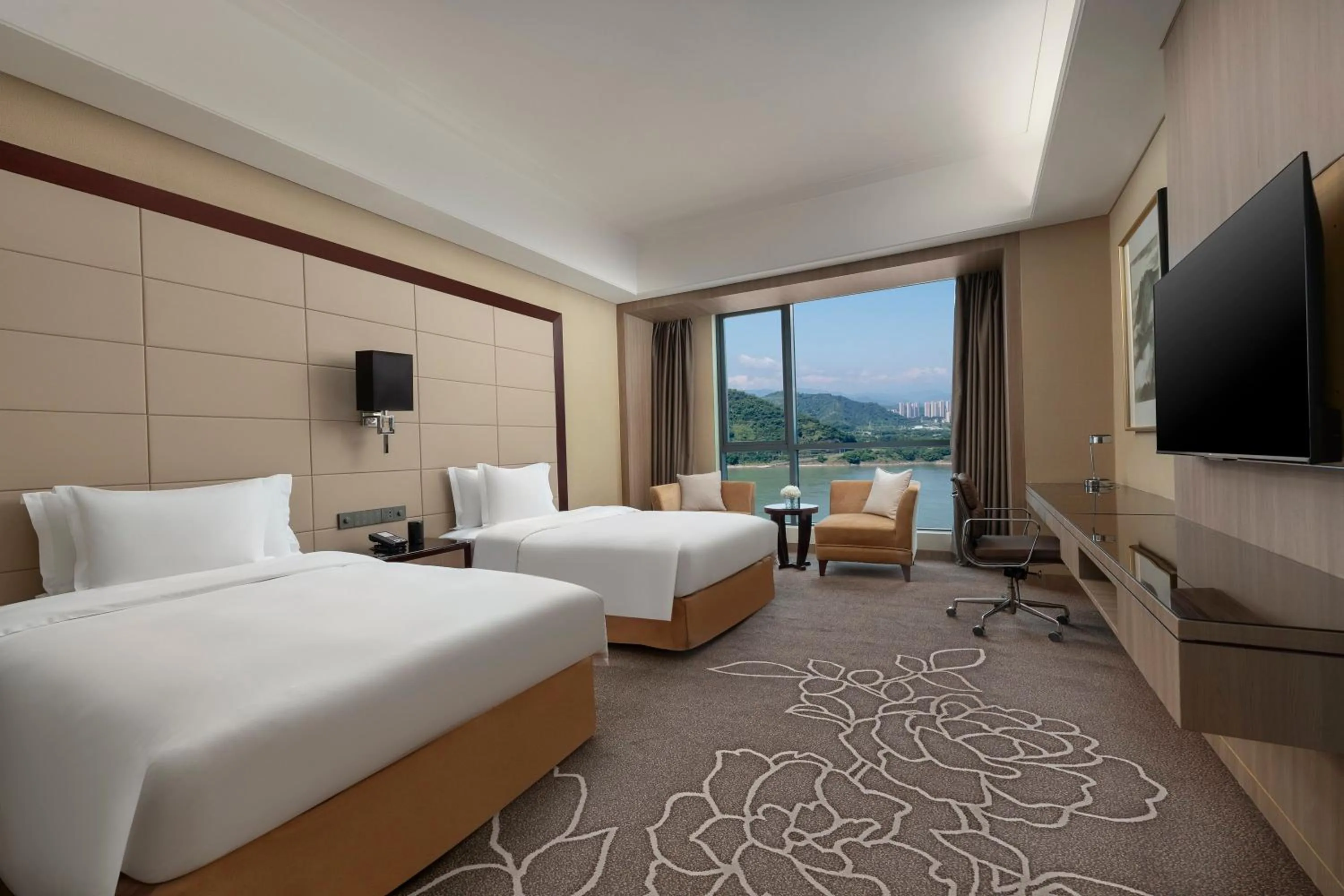 Photo of the whole room, Bed in Crowne Plaza Yichang by IHG