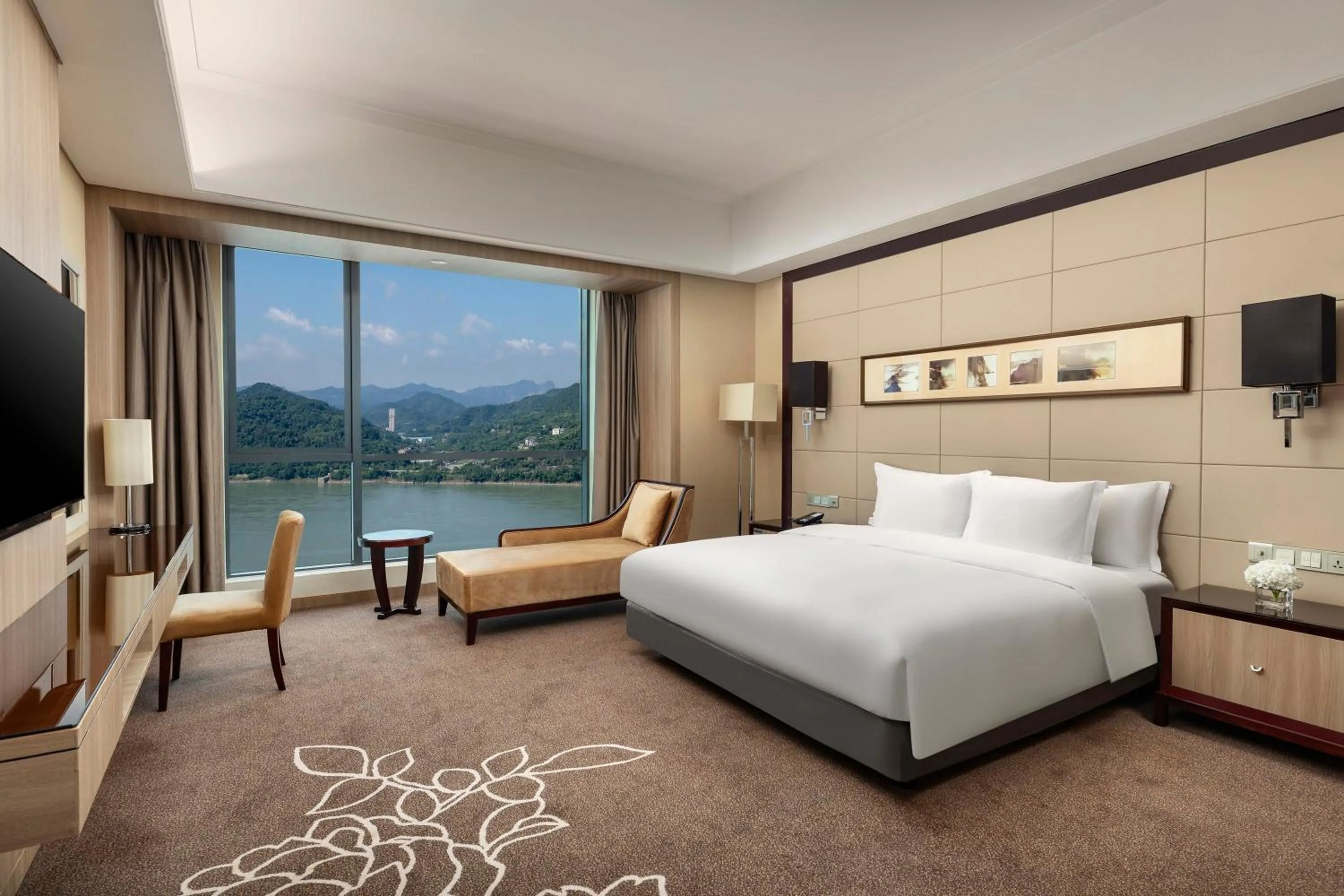 Bedroom, Bed in Crowne Plaza Yichang by IHG