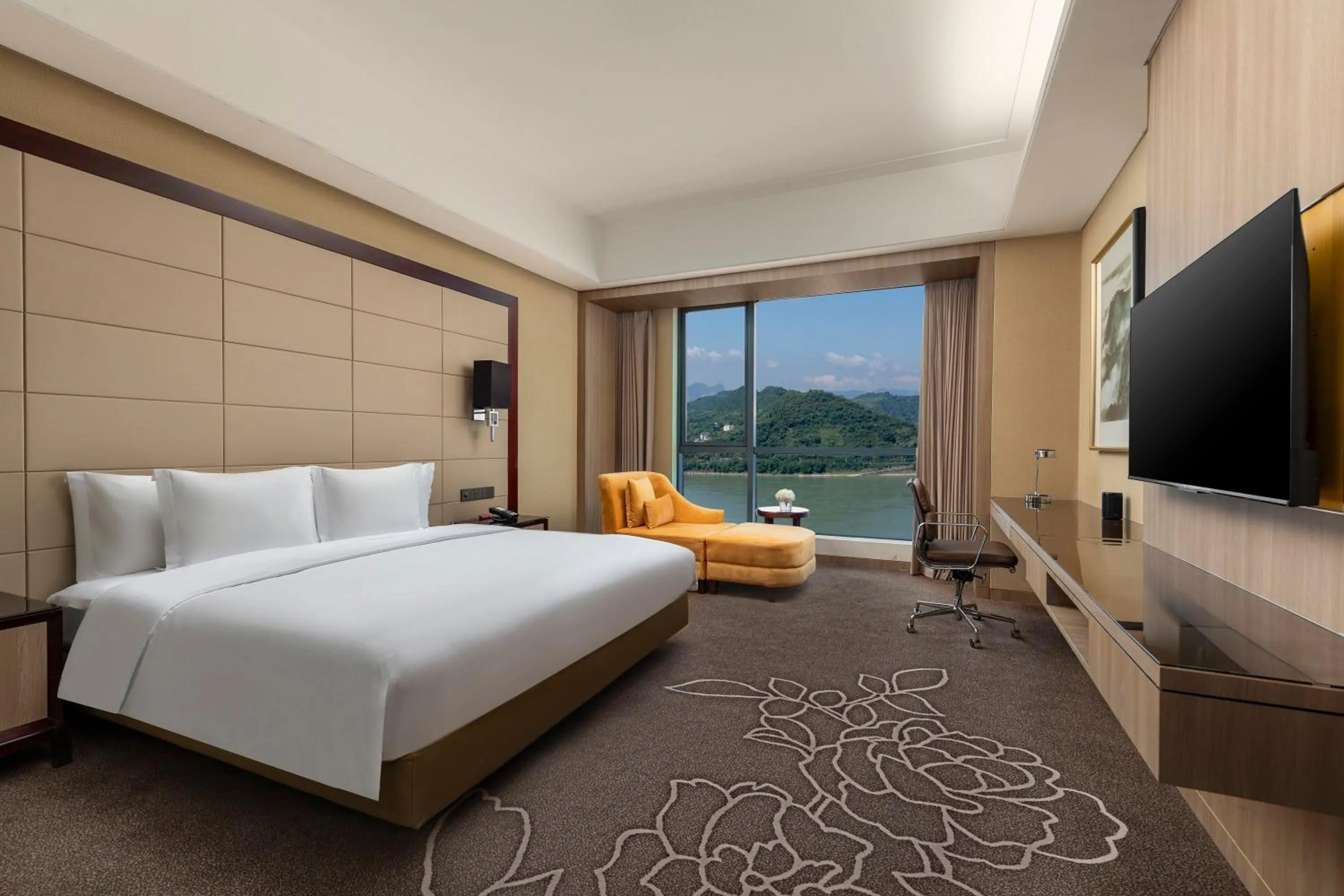 Photo of the whole room, Bed in Crowne Plaza Yichang by IHG