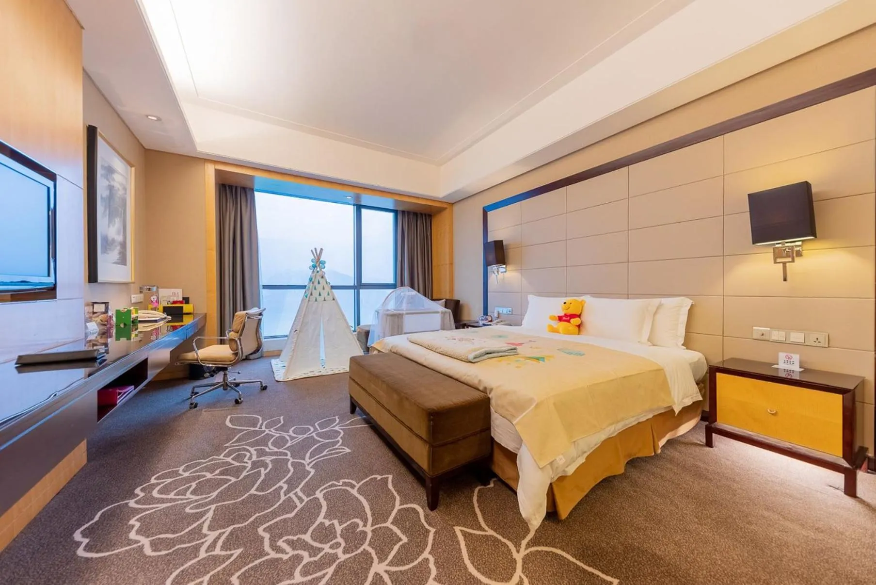 Photo of the whole room, Bed in Crowne Plaza Yichang by IHG