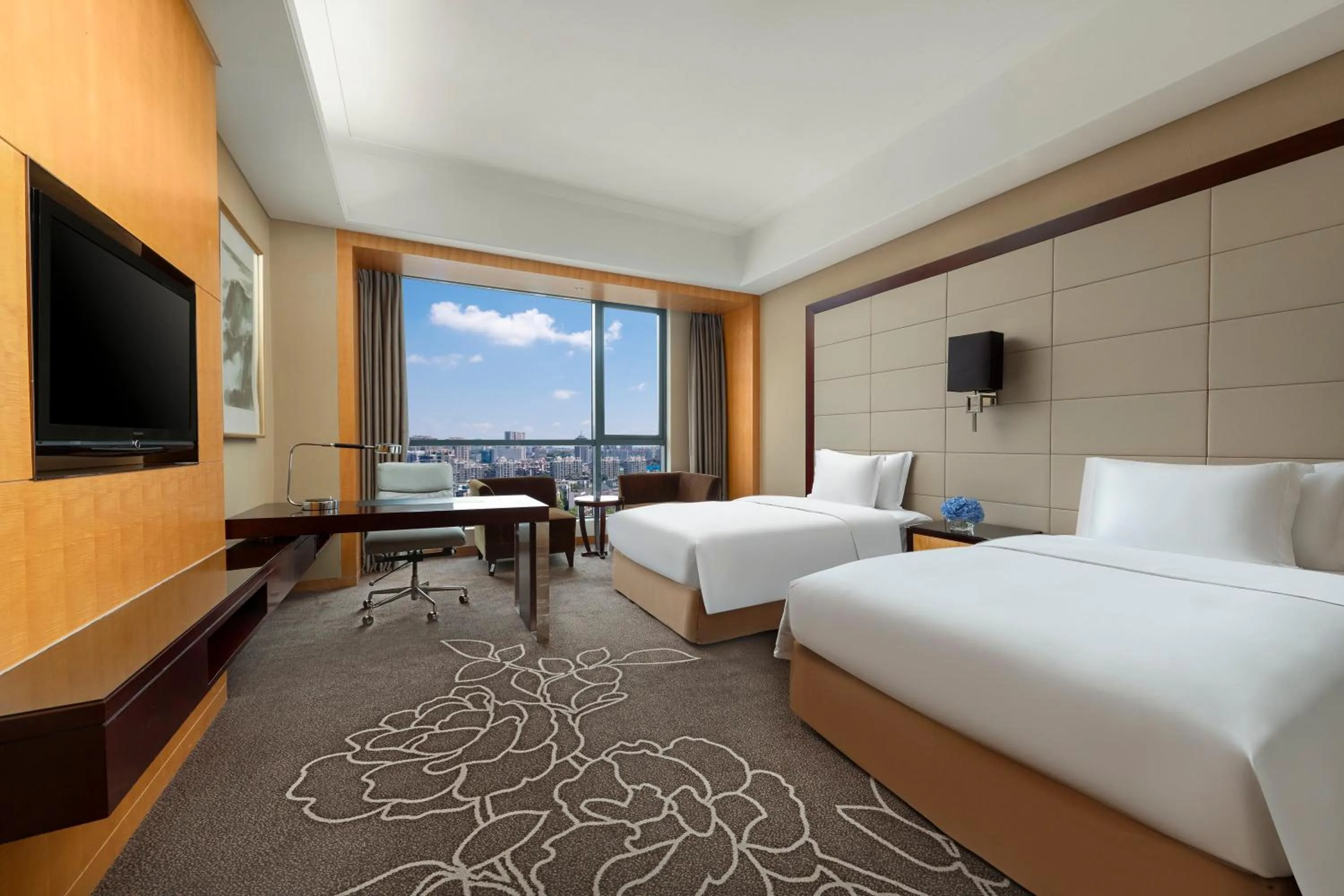 Photo of the whole room, Bed in Crowne Plaza Yichang by IHG