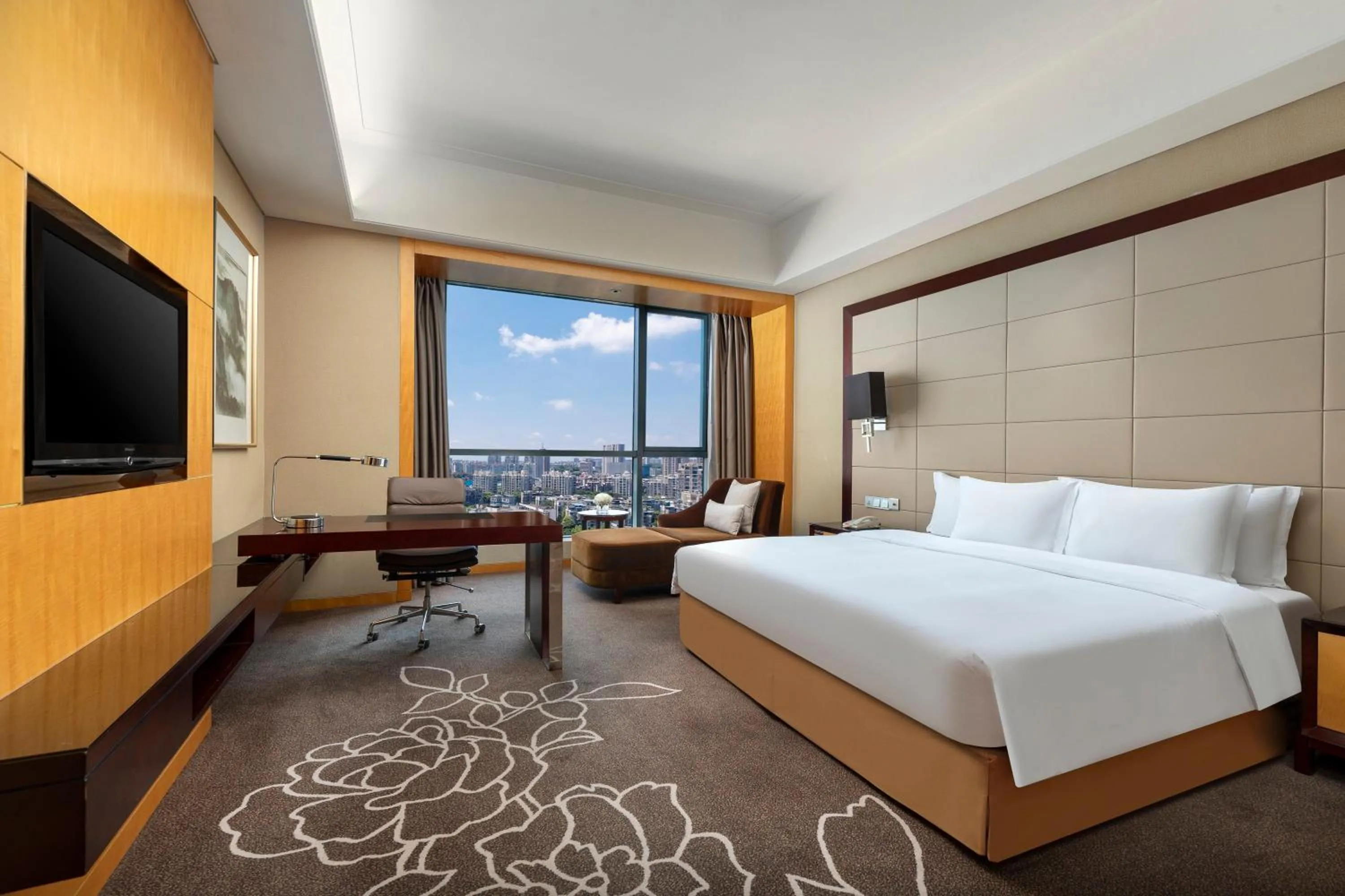Photo of the whole room, Bed in Crowne Plaza Yichang by IHG
