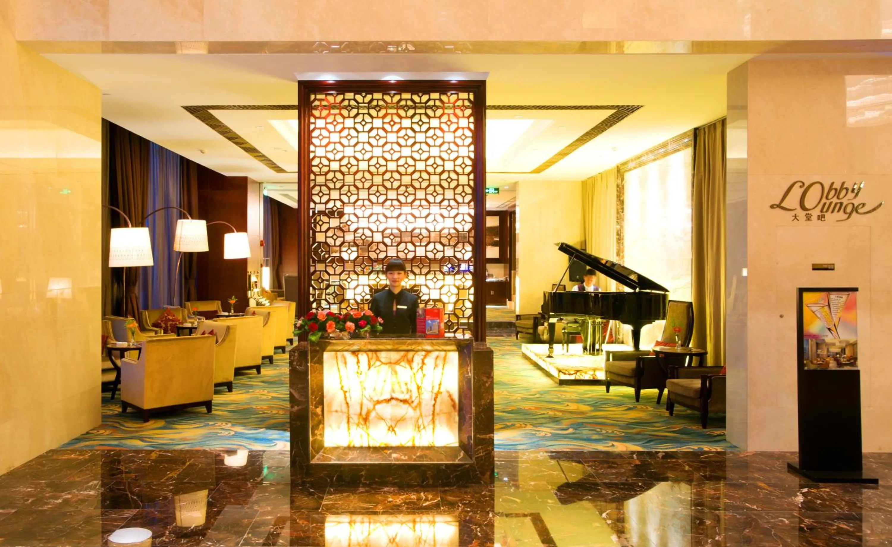 Lounge or bar in Crowne Plaza Yichang by IHG