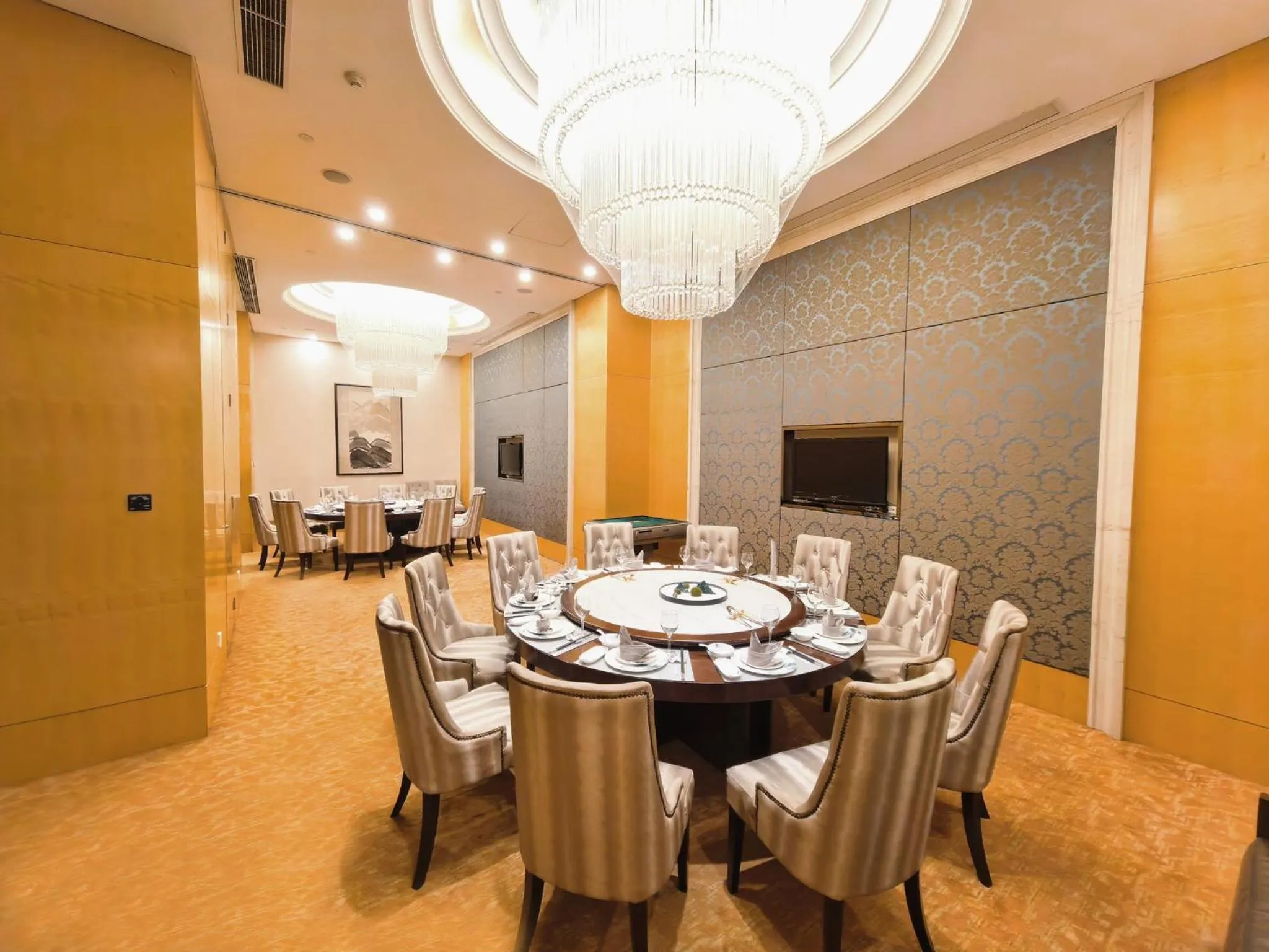 Restaurant/places to eat in Crowne Plaza Yichang by IHG