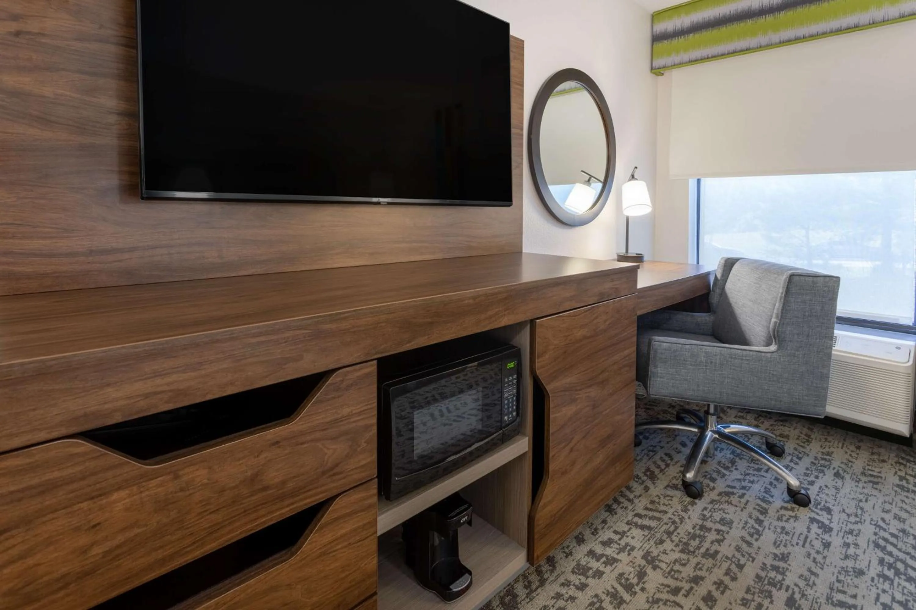 Bedroom in Hampton Inn Atlanta/Douglasville