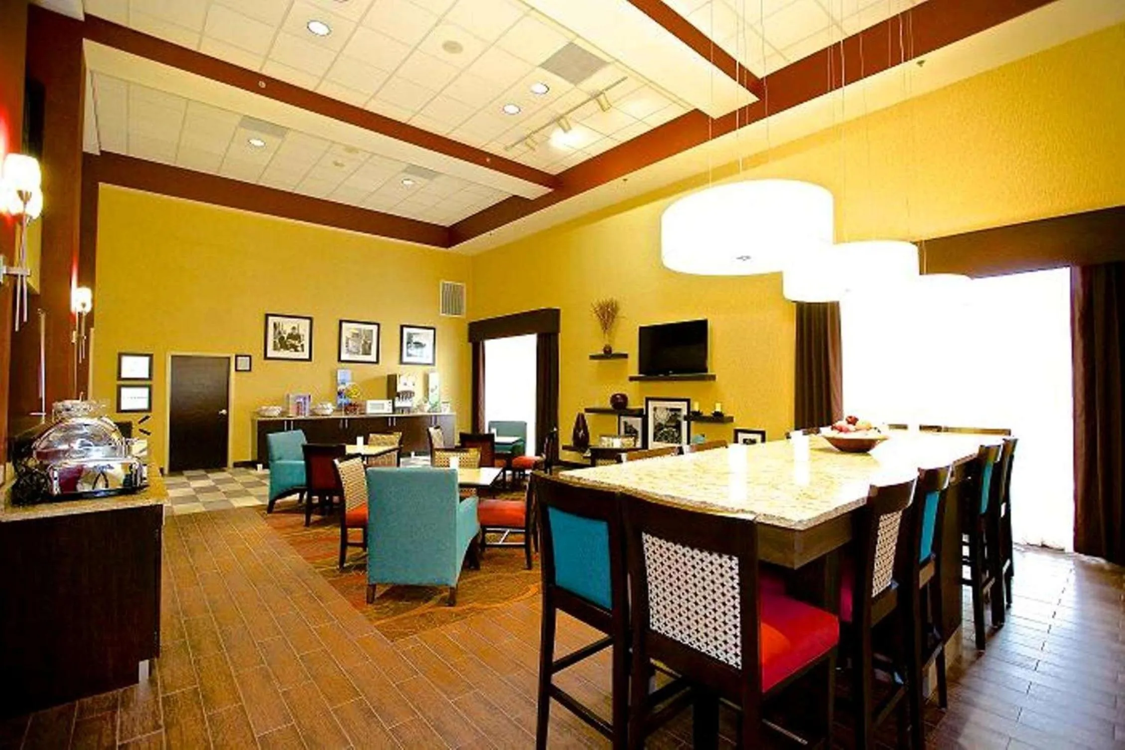 Dining area in Hampton Inn Atlanta/Douglasville
