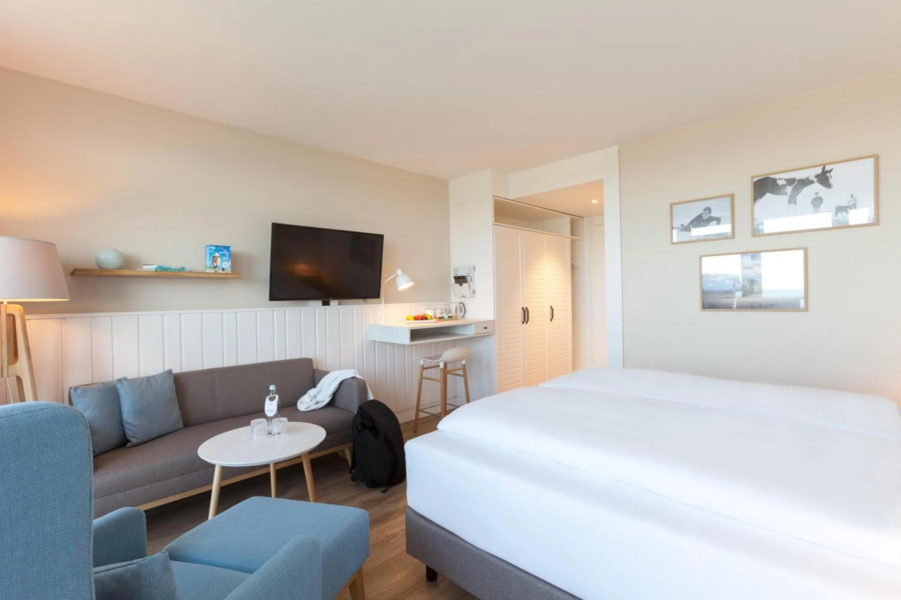 Photo of the whole room, Bed in Wyn. Strandhotel Sylt