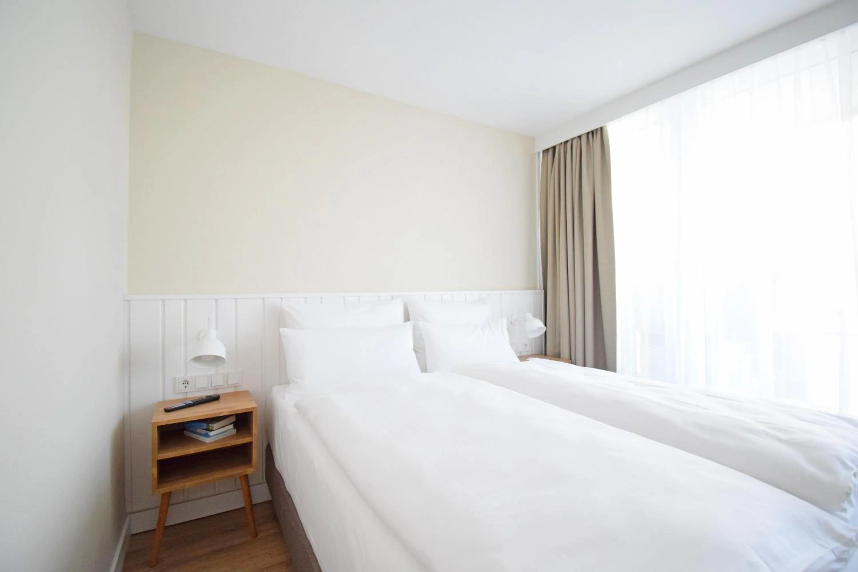 Photo of the whole room, Bed in Wyn. Strandhotel Sylt