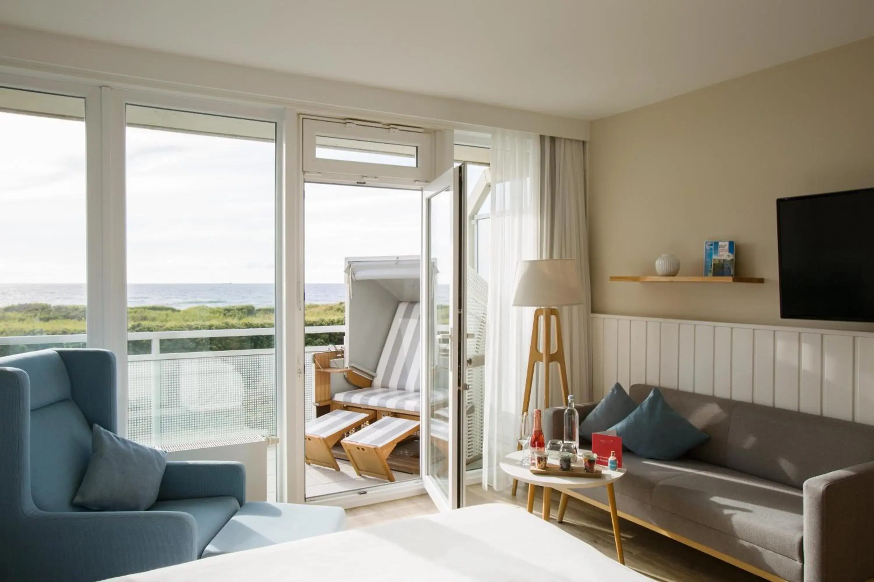 Deluxe Double Room with Balcony and Sea View - single occupancy in Wyn. Strandhotel Sylt Deluxe Double Room with Balcony and Sea View - single occupancy in Wyn. Strandhotel Sylt