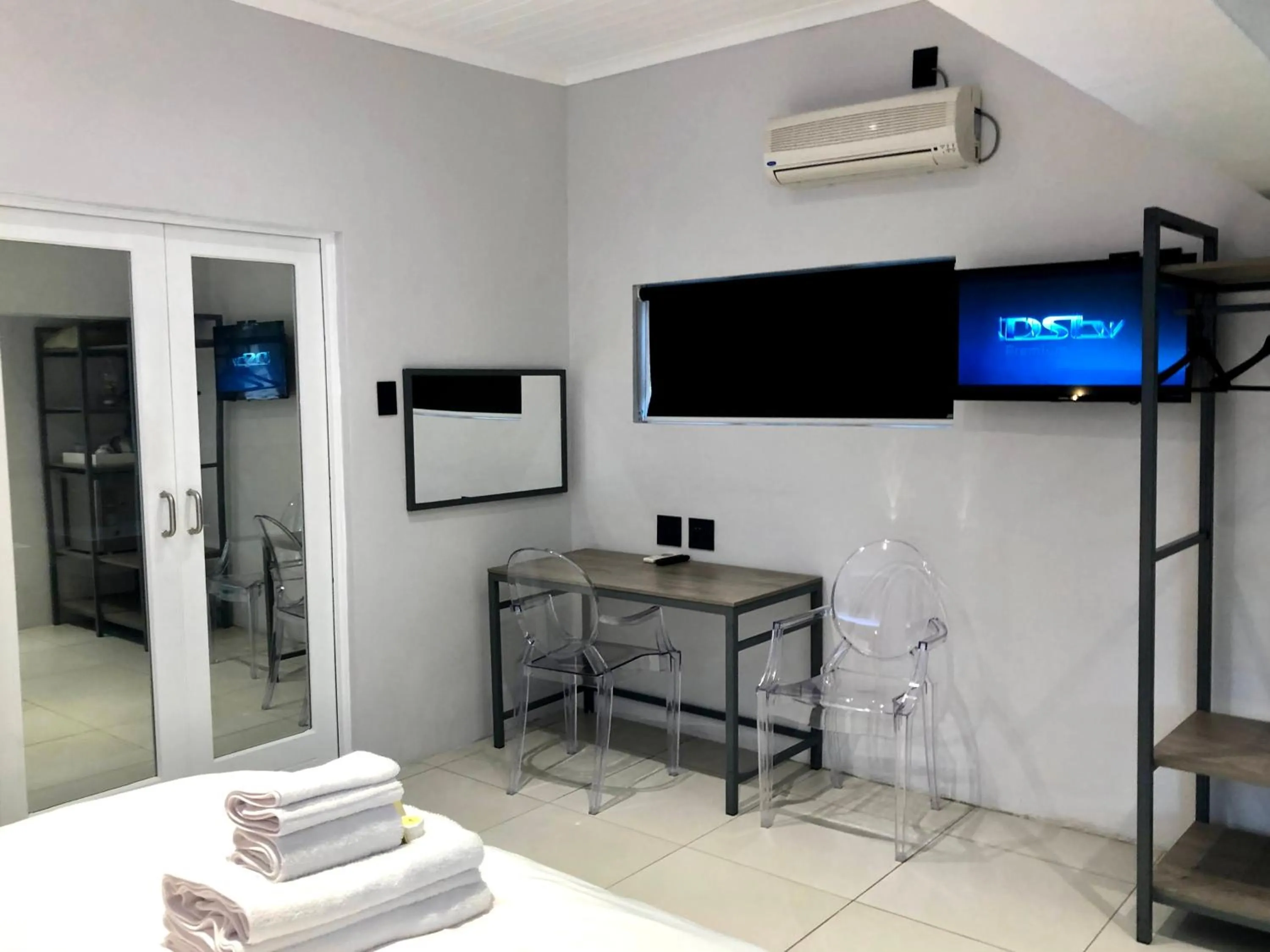 Photo of the whole room, Bed in Umtali Country Inn