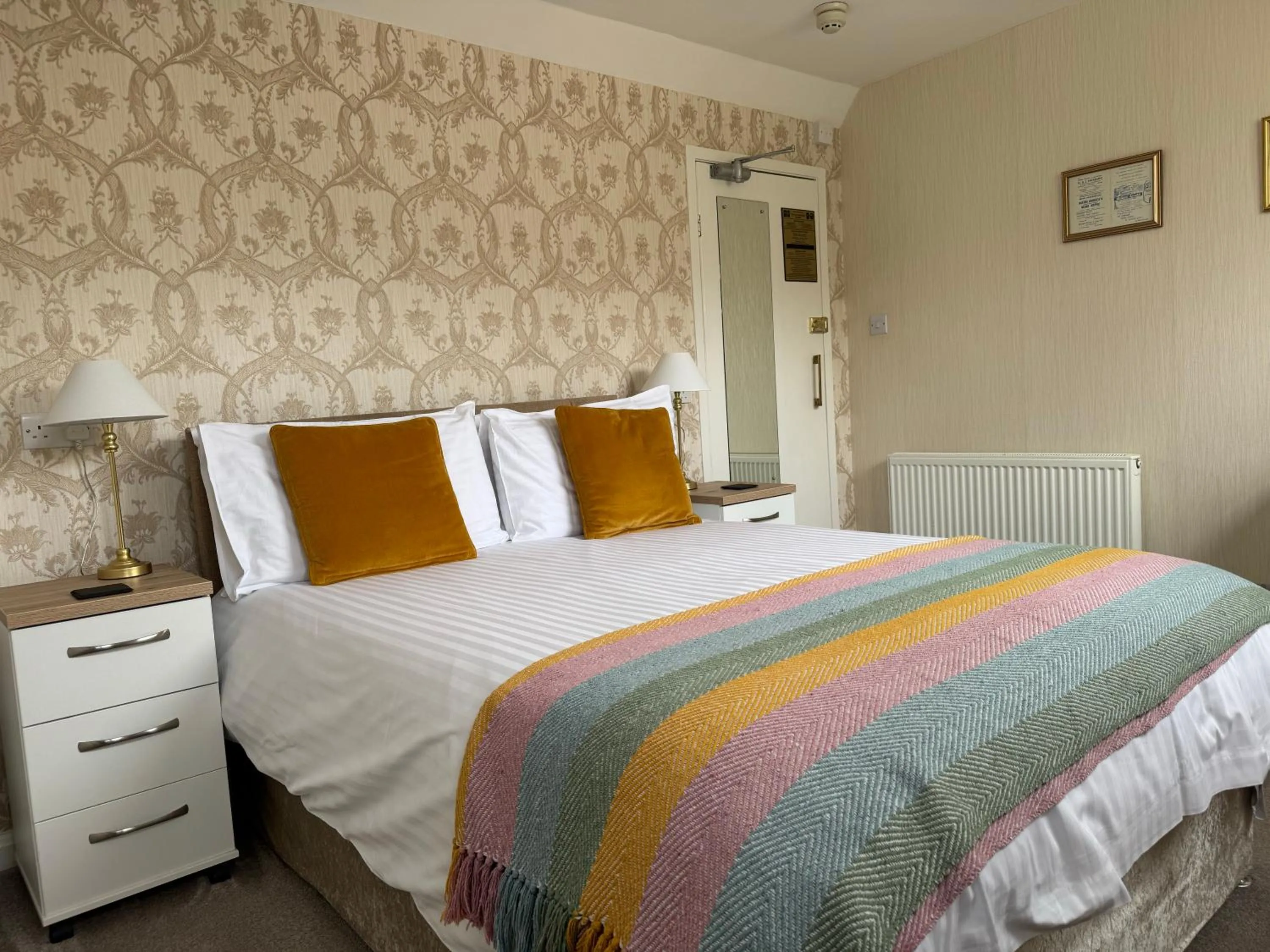 Bedroom, Bed in The Raincliffe Hotel