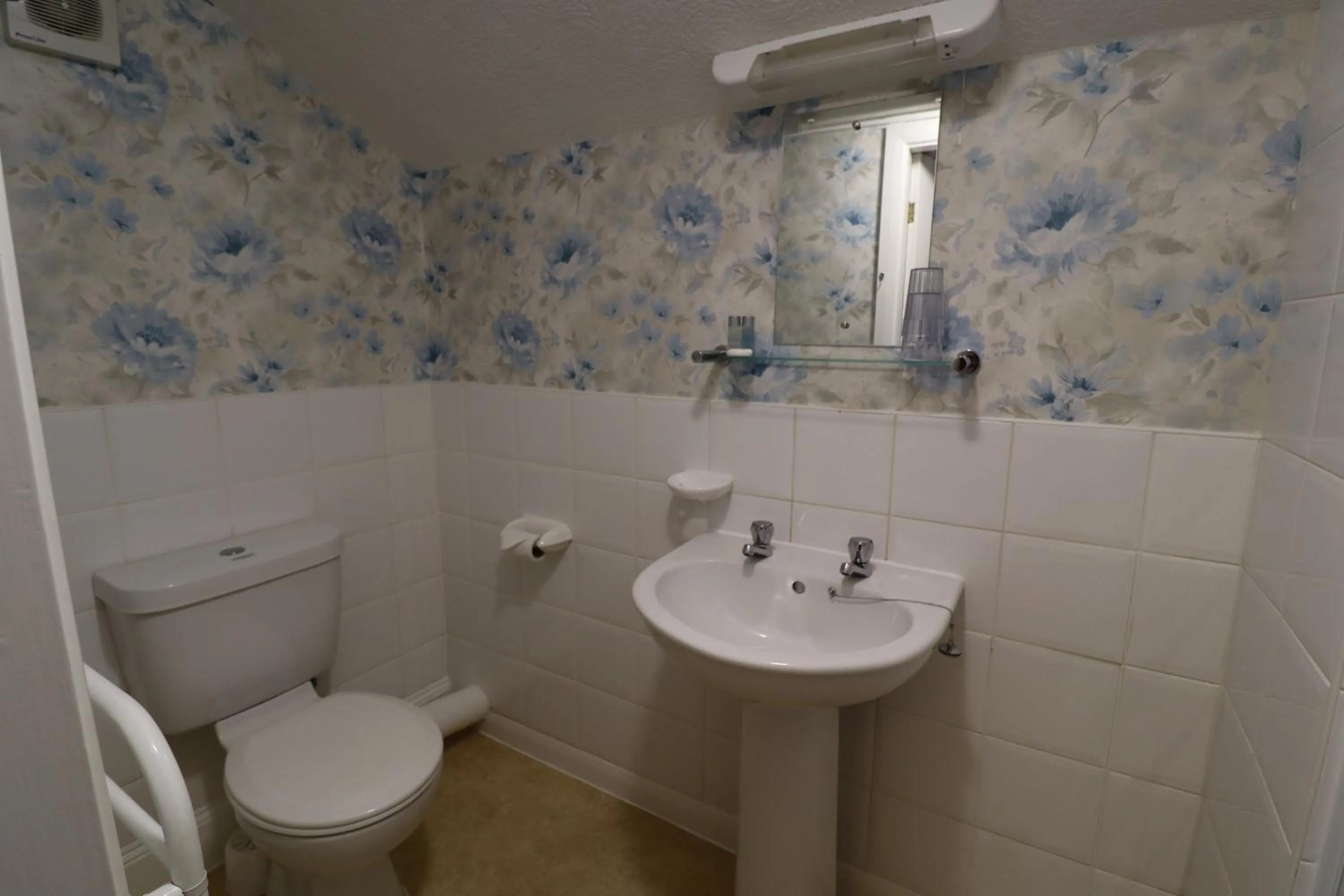 Shower in The Raincliffe Hotel