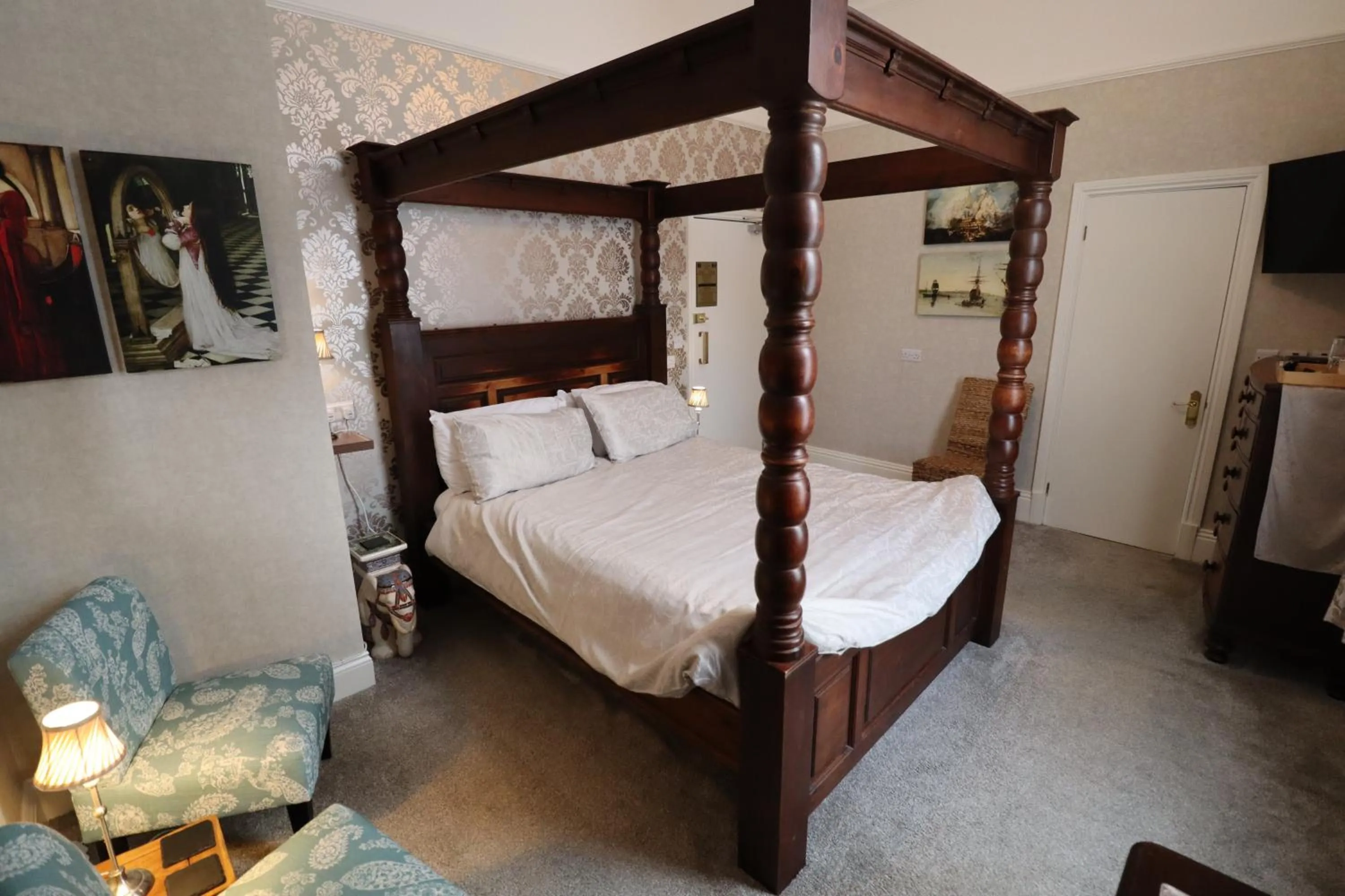 Bed in The Raincliffe Hotel