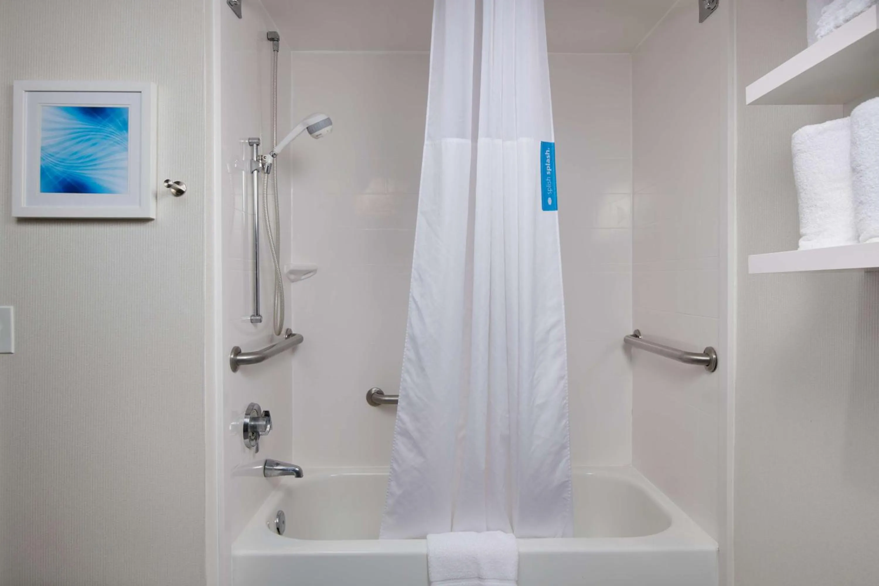 Bathroom in Hampton Inn Atlanta-Cumberland Mall/Cobb Galleria Area