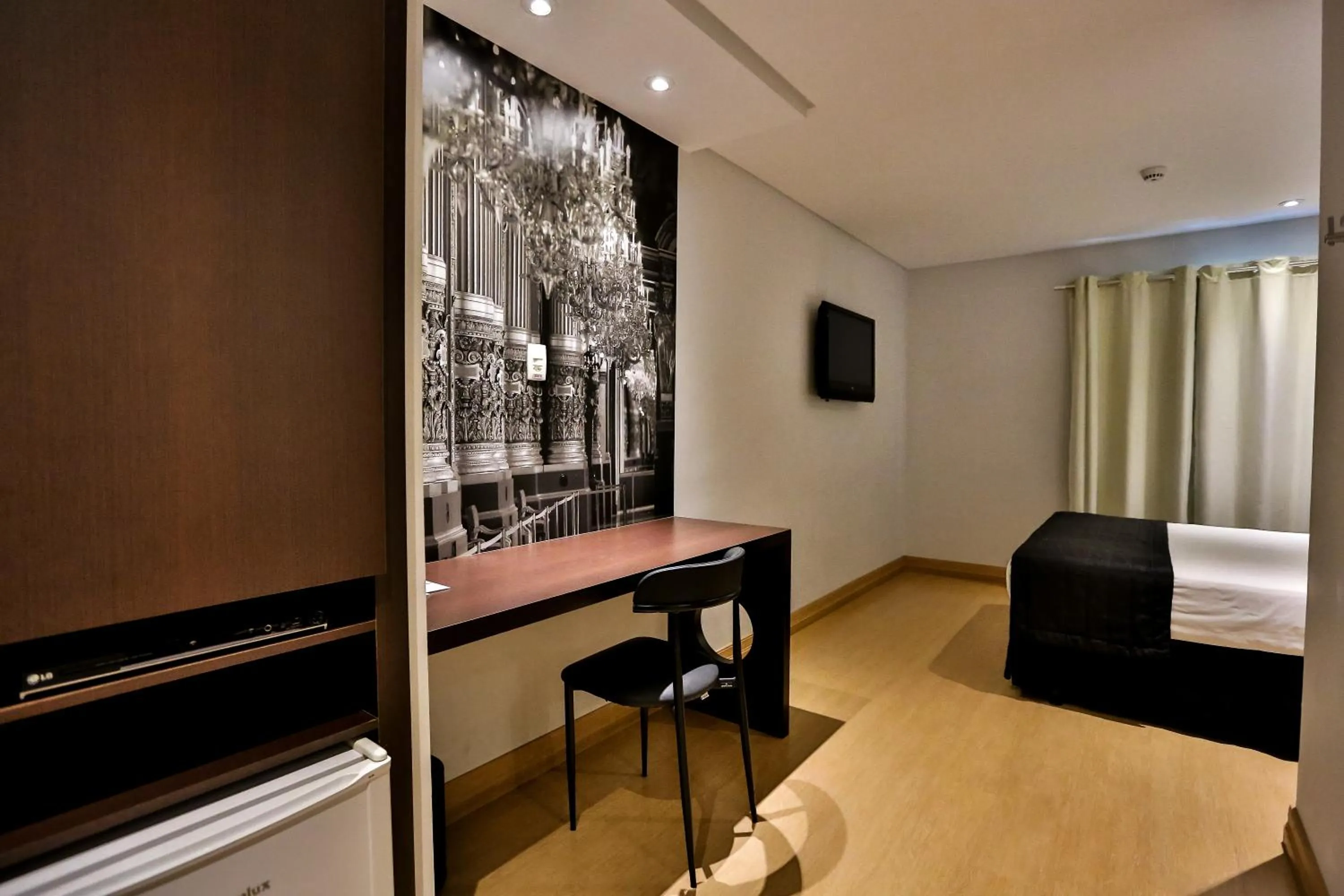 Photo of the whole room, Bed in Palais Hotel