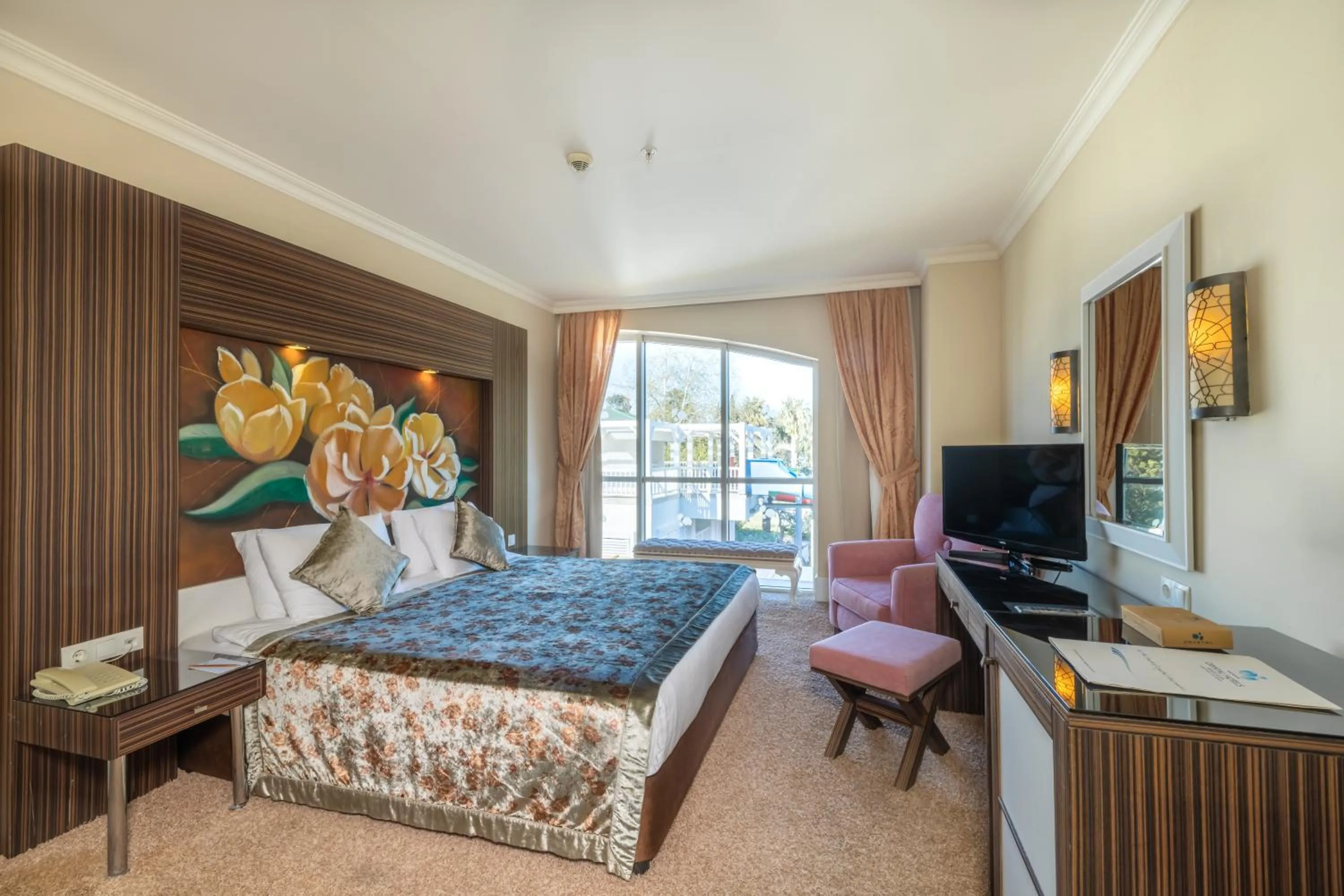 Property building, Bed in Crystal De Luxe Comfort Collection - All Inclusive