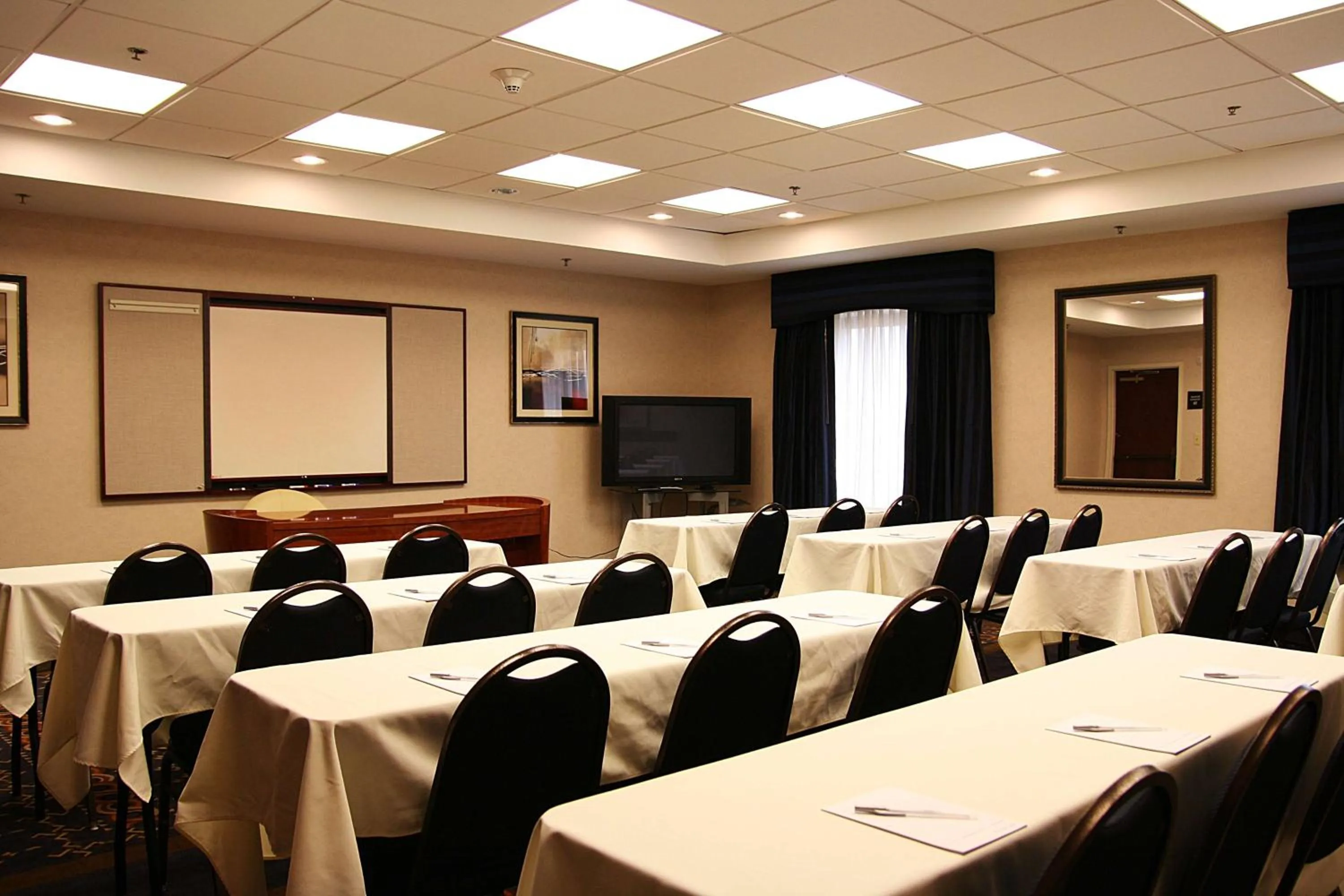 Meeting/conference room in Hampton Inn Atlanta-Fairburn