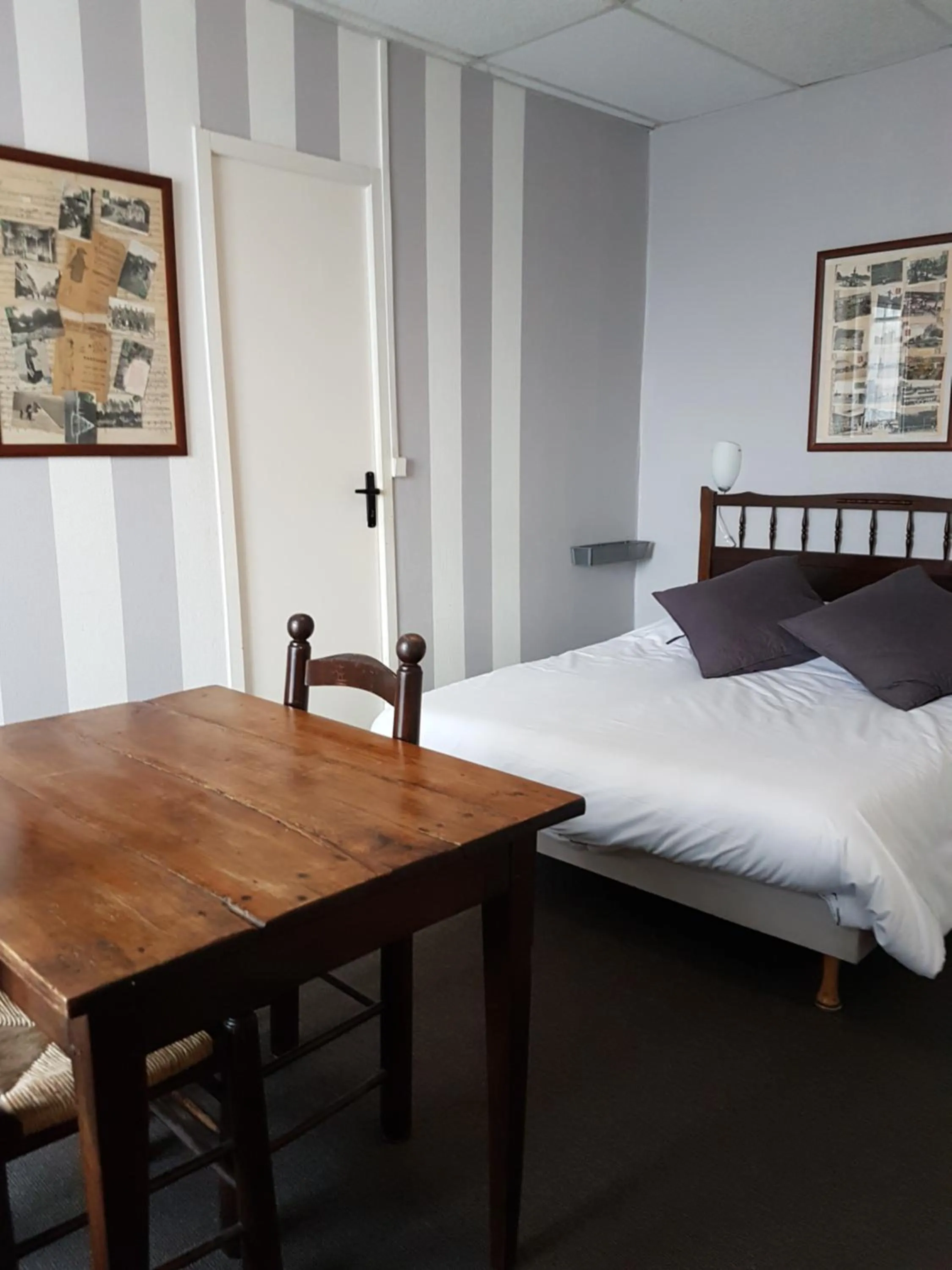 Bed in Hotel de Normandie