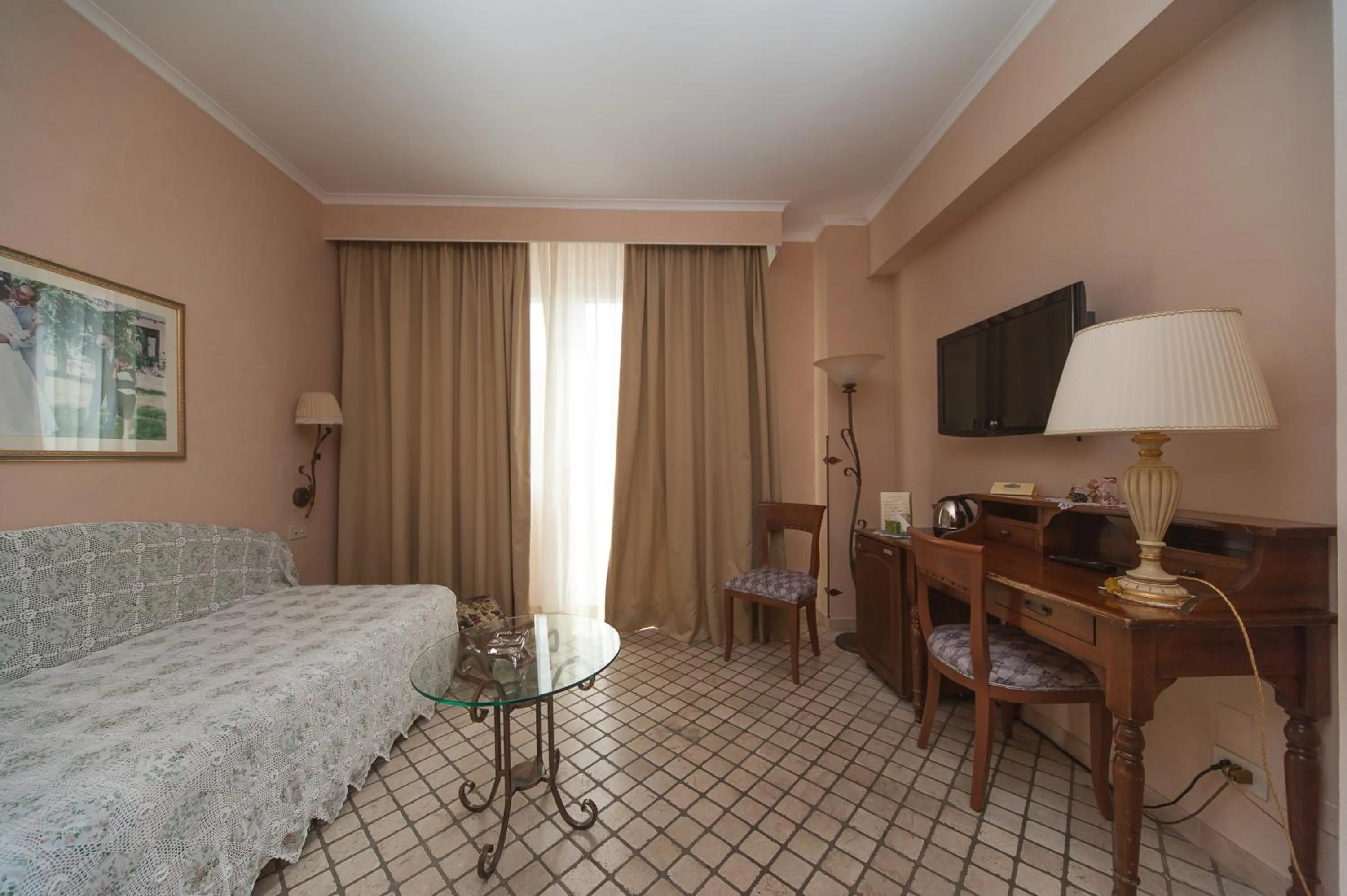 Day, Bed in Albergo La Primula