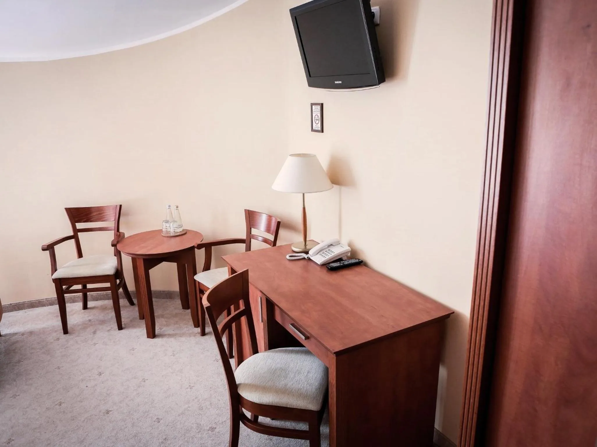 Photo of the whole room in Eden