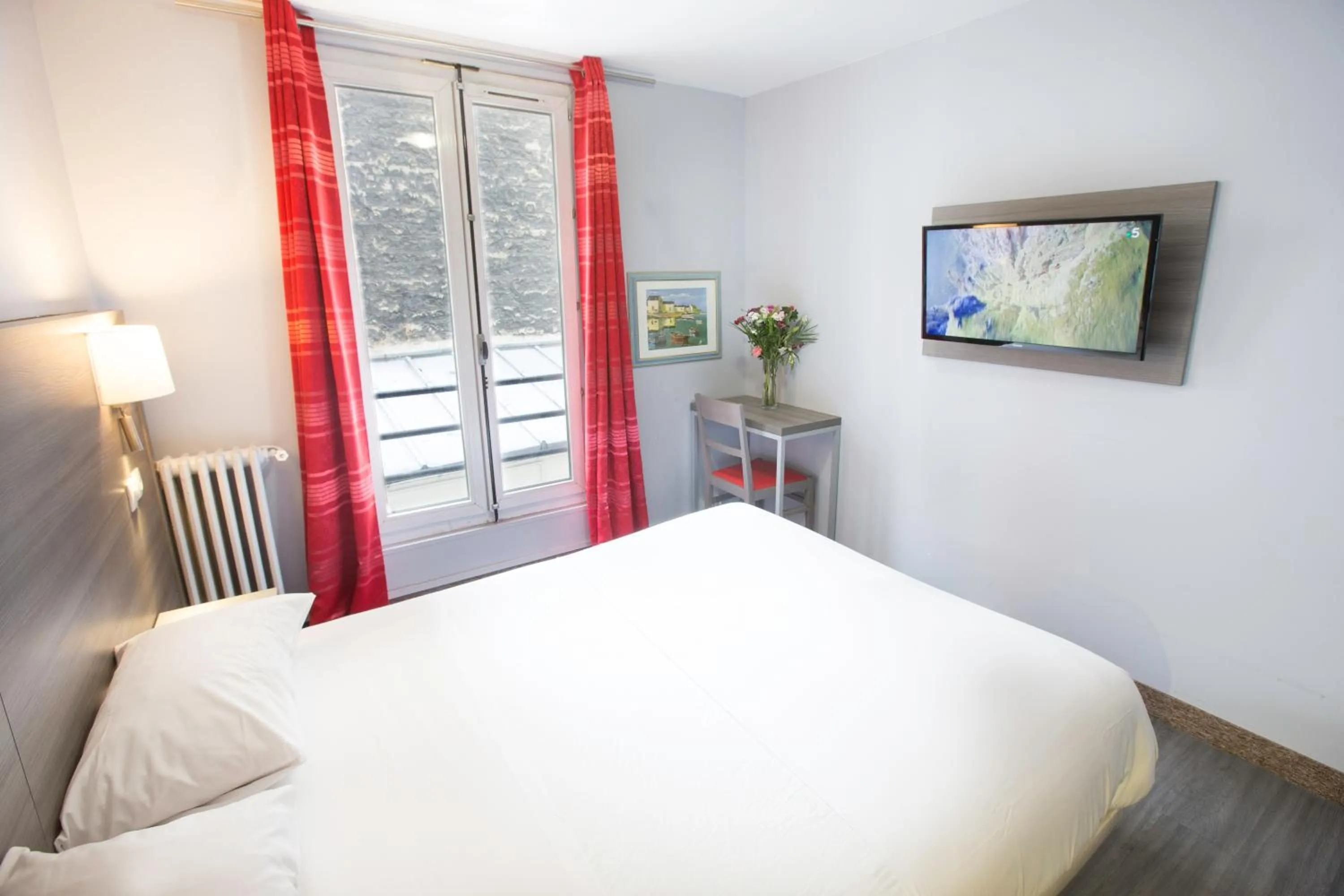 Bed in Hipotel Paris Père-Lachaise République