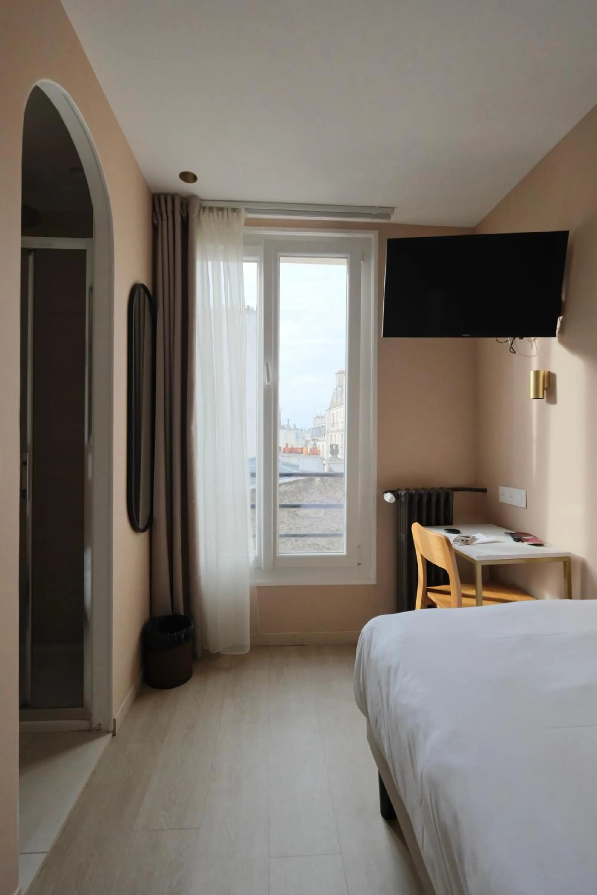 Bed in Hipotel Paris Père-Lachaise République