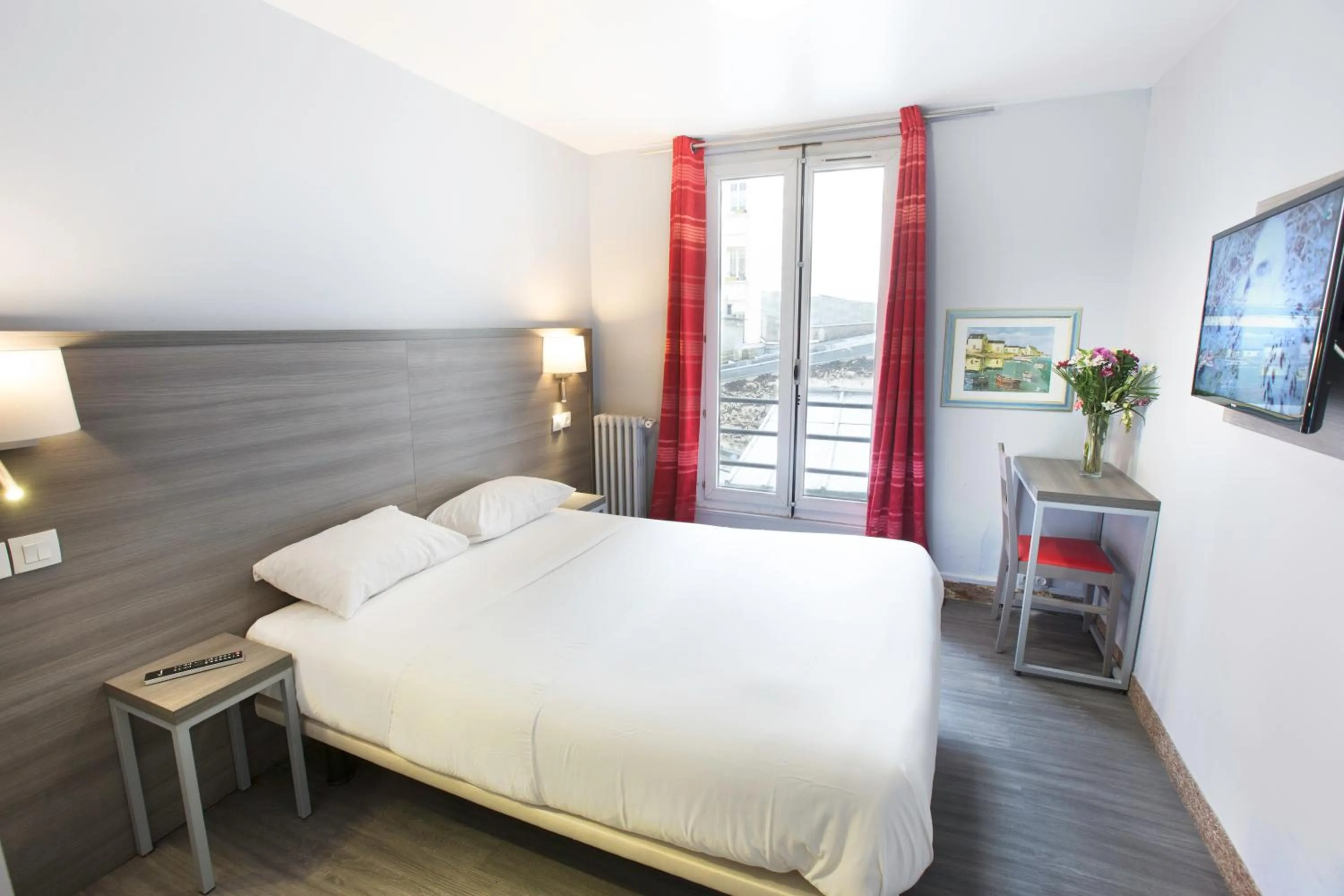 Bed in Hipotel Paris Père-Lachaise République