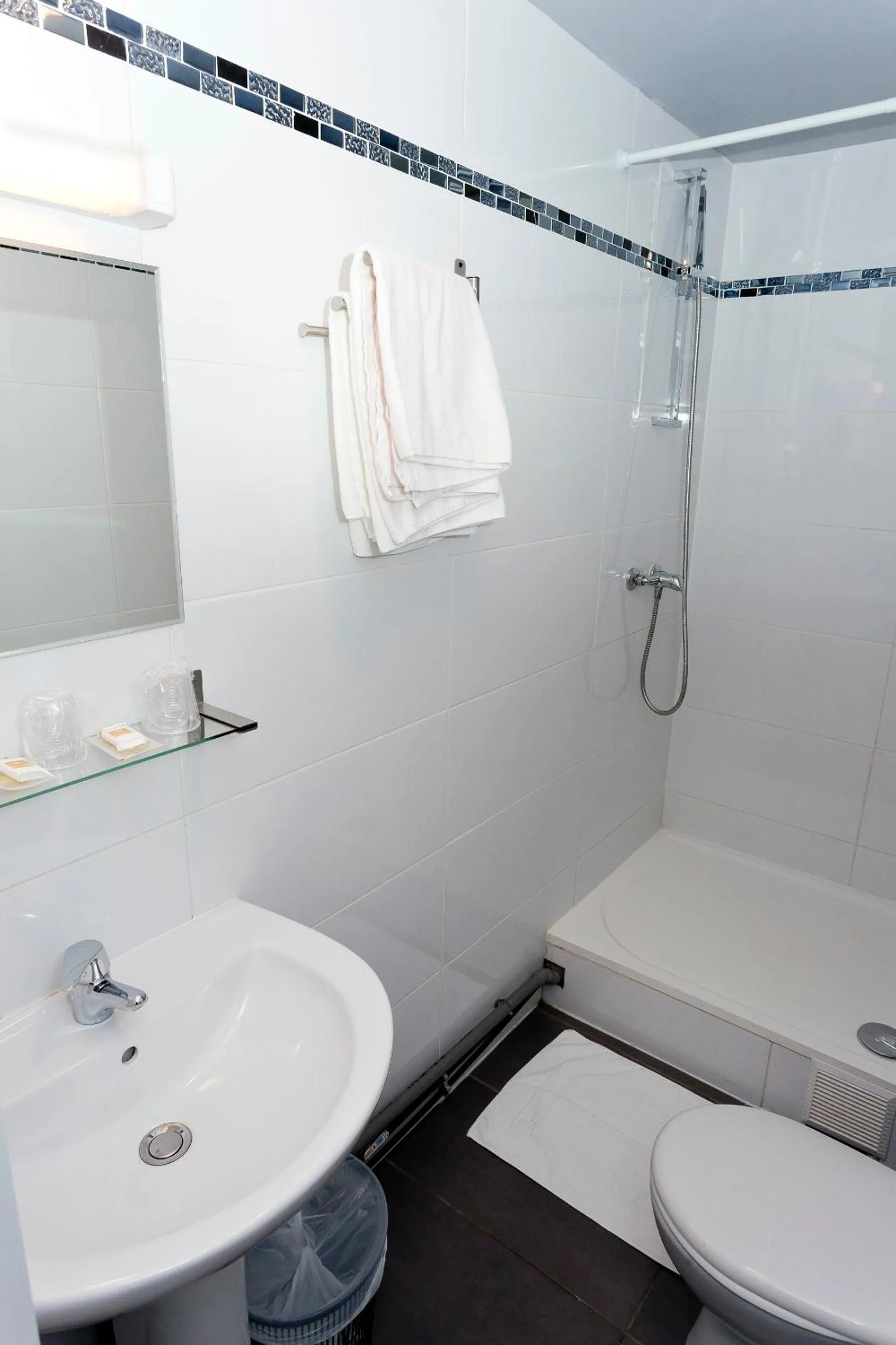 Bathroom in Hipotel Paris Père-Lachaise République