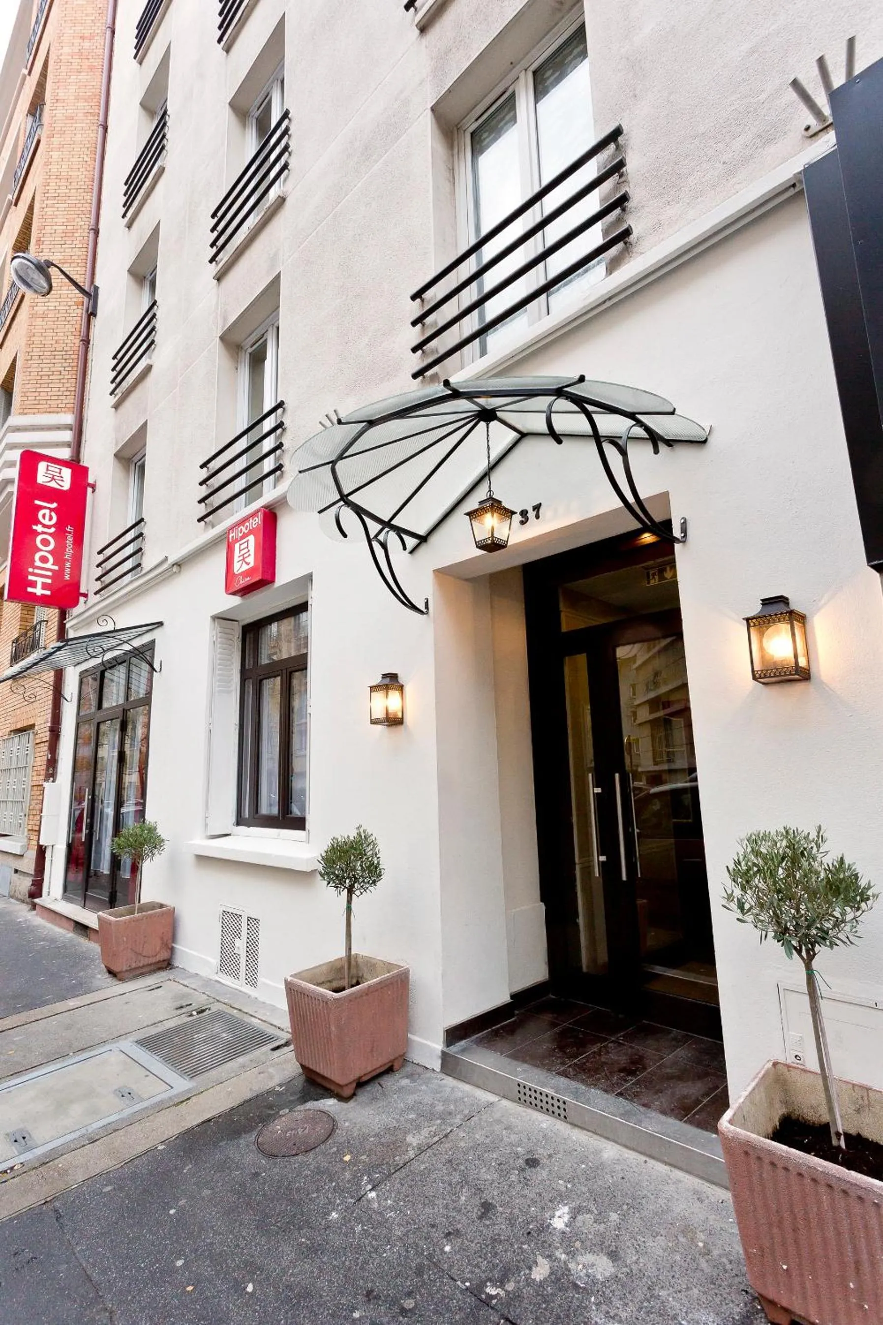 Facade/entrance in Hipotel Paris Père-Lachaise République