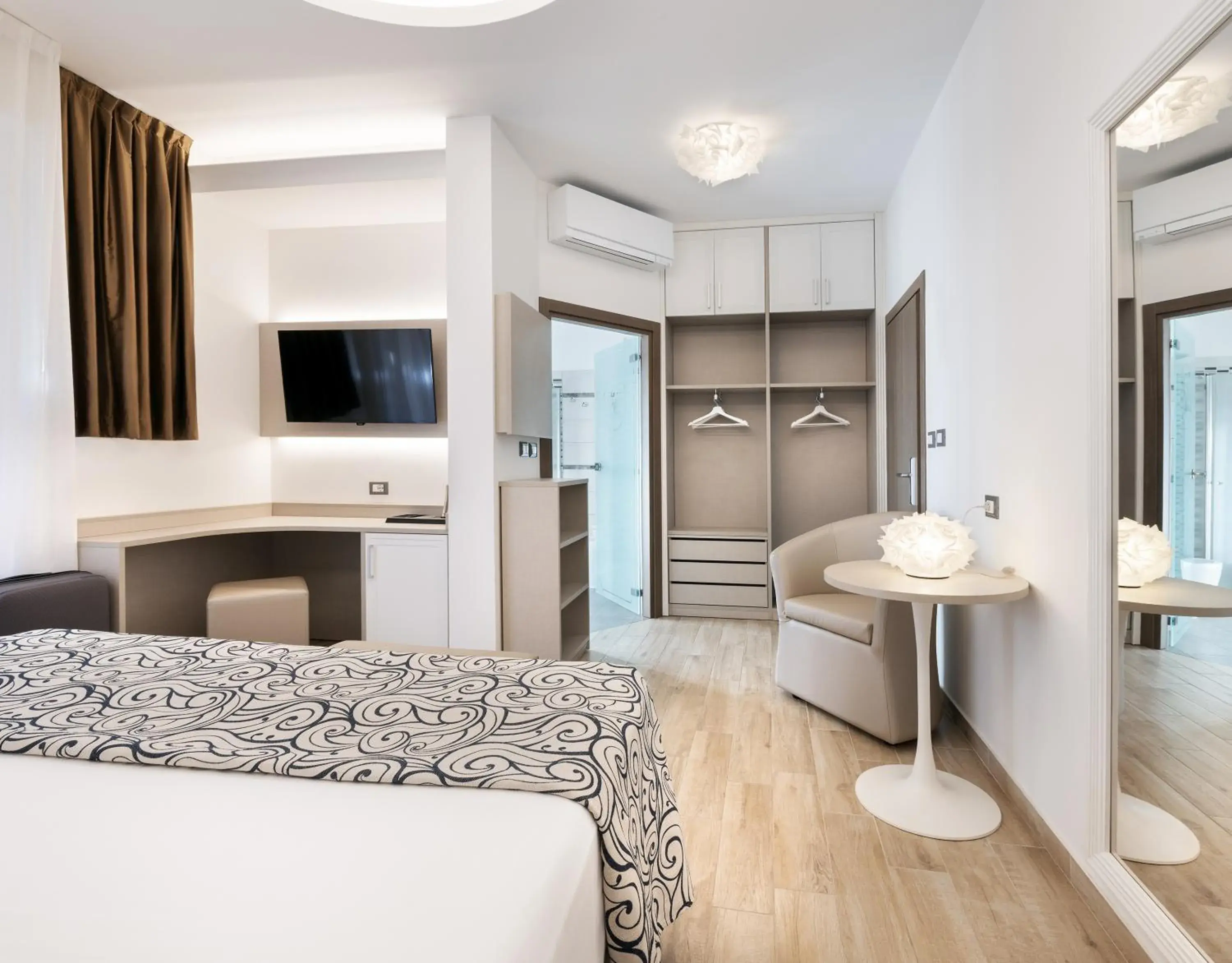Bed, TV/Entertainment Center in Hotel Riviera