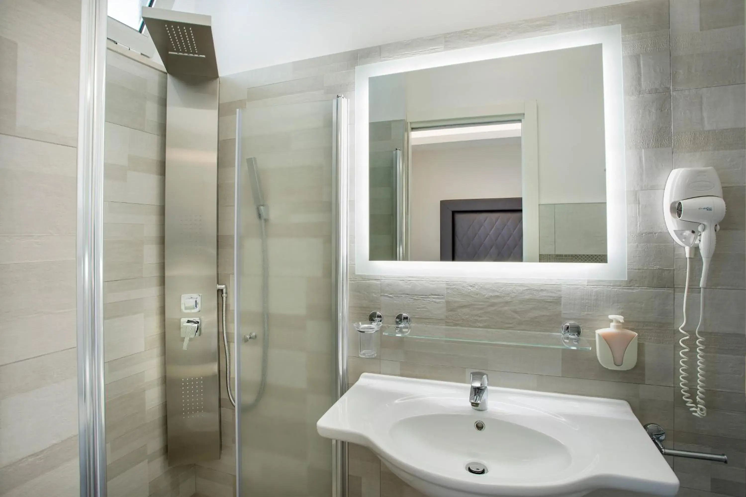 Shower, Bathroom in Hotel Riviera