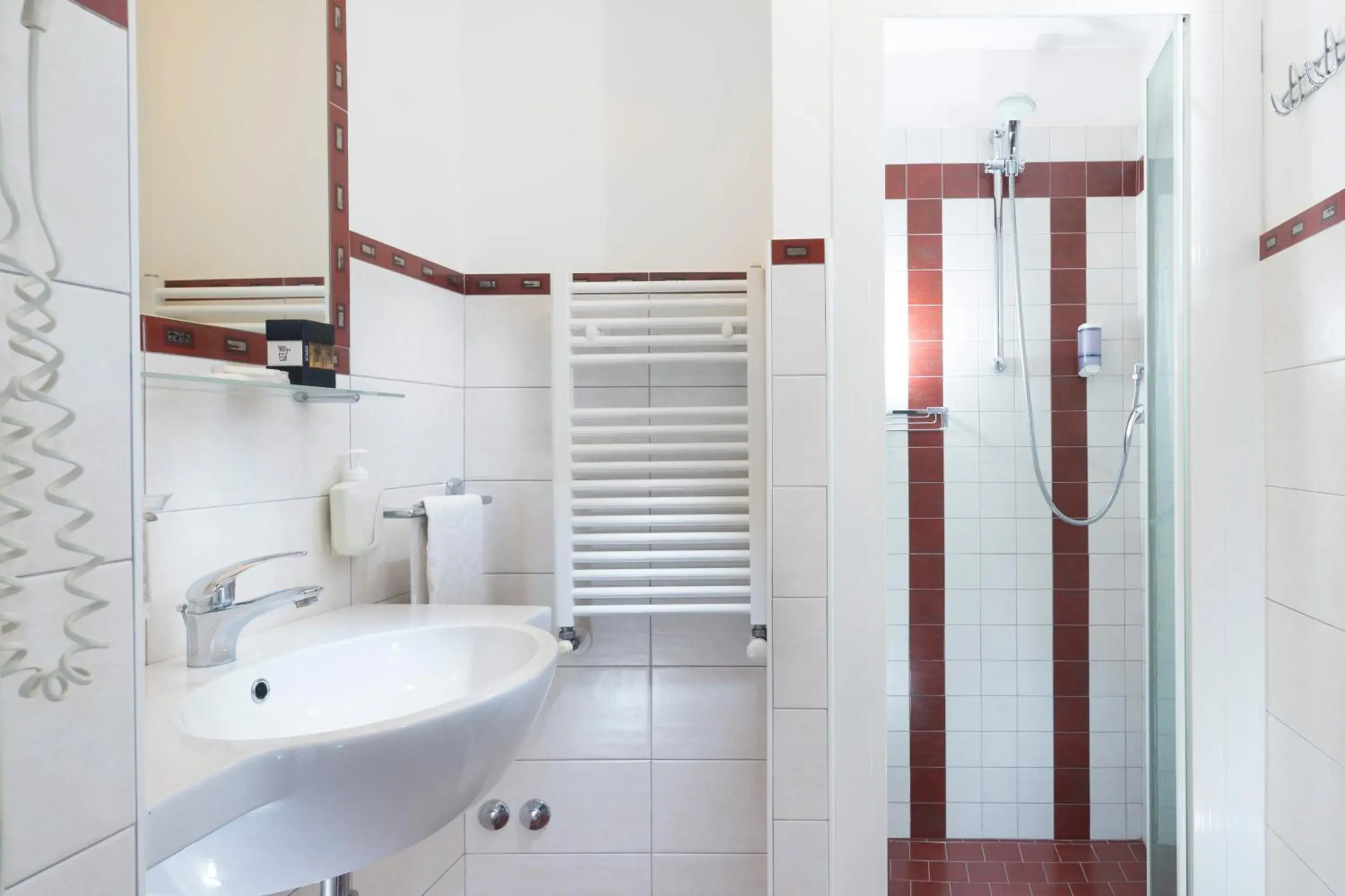 Shower, Bathroom in Hotel Riviera