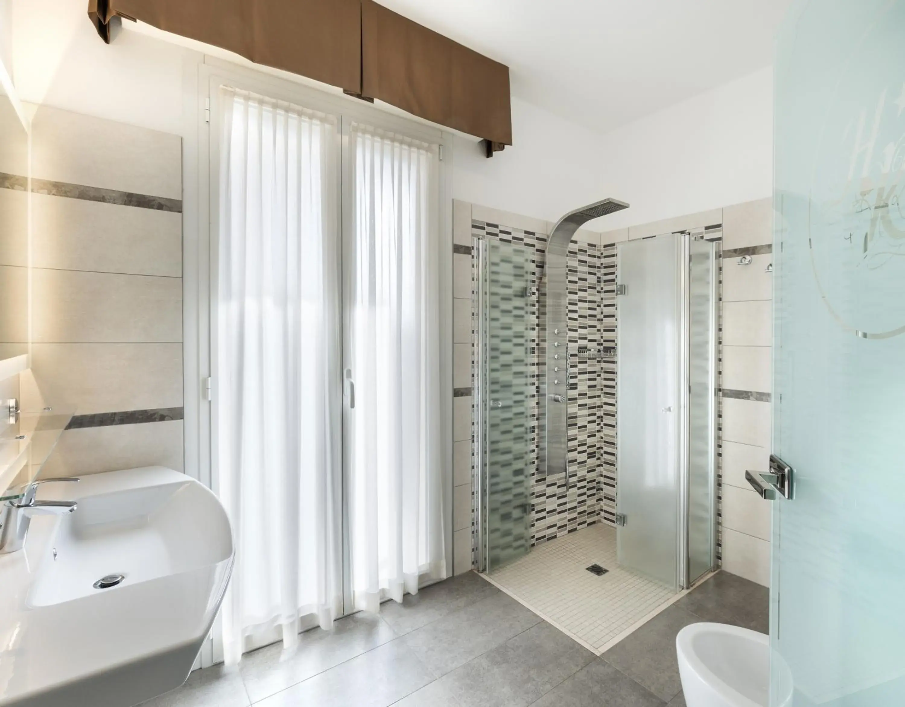 Shower, Bathroom in Hotel Riviera