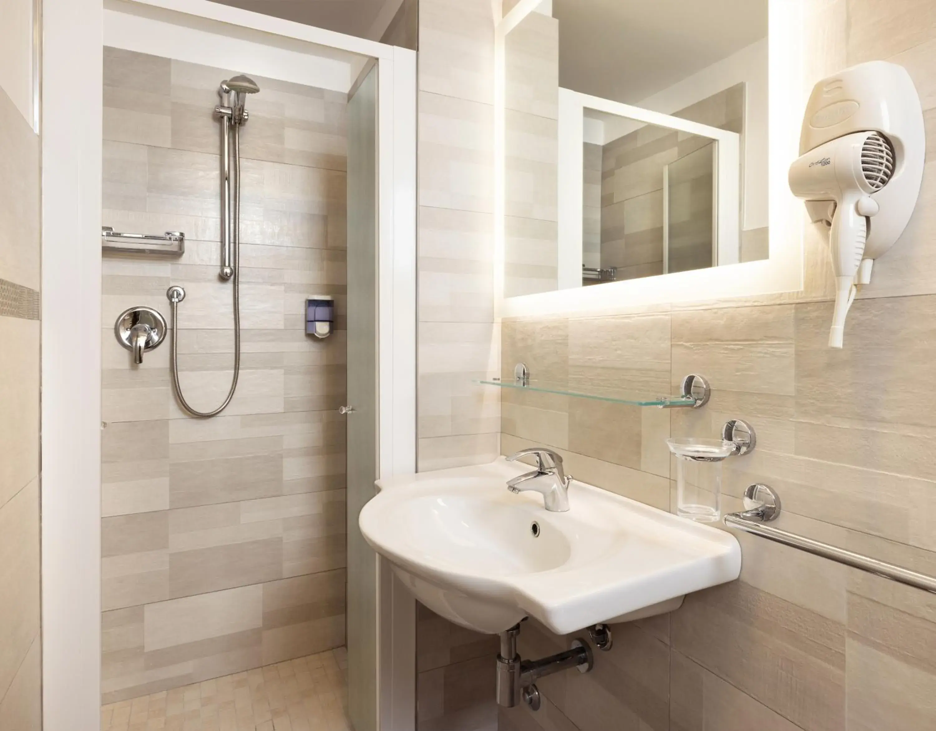 Shower, Bathroom in Hotel Riviera